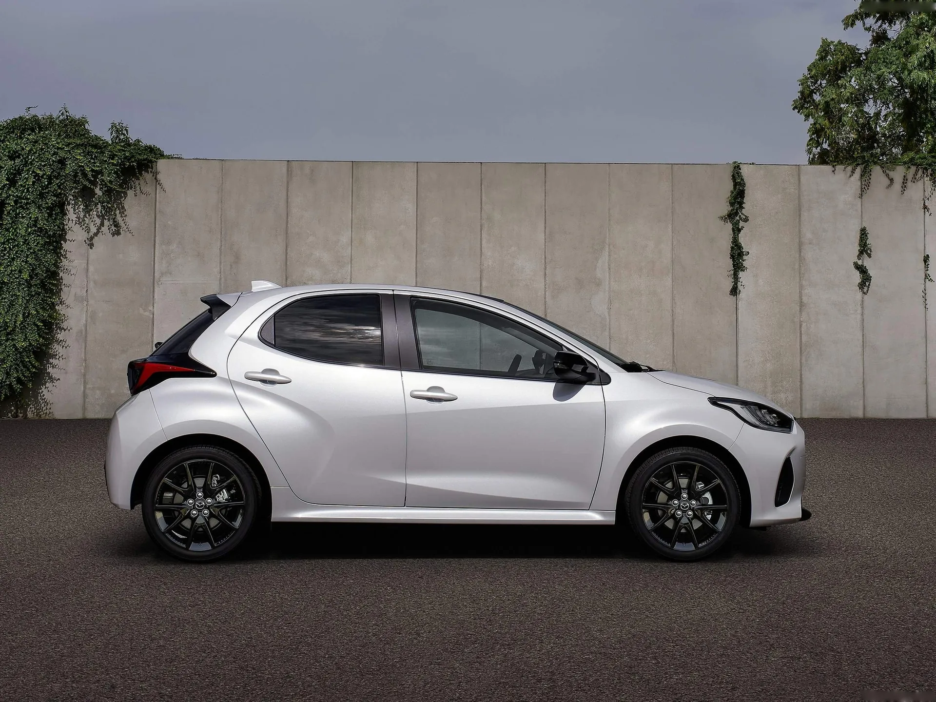 Mazda 2 Hybrid (2024) – boční profil