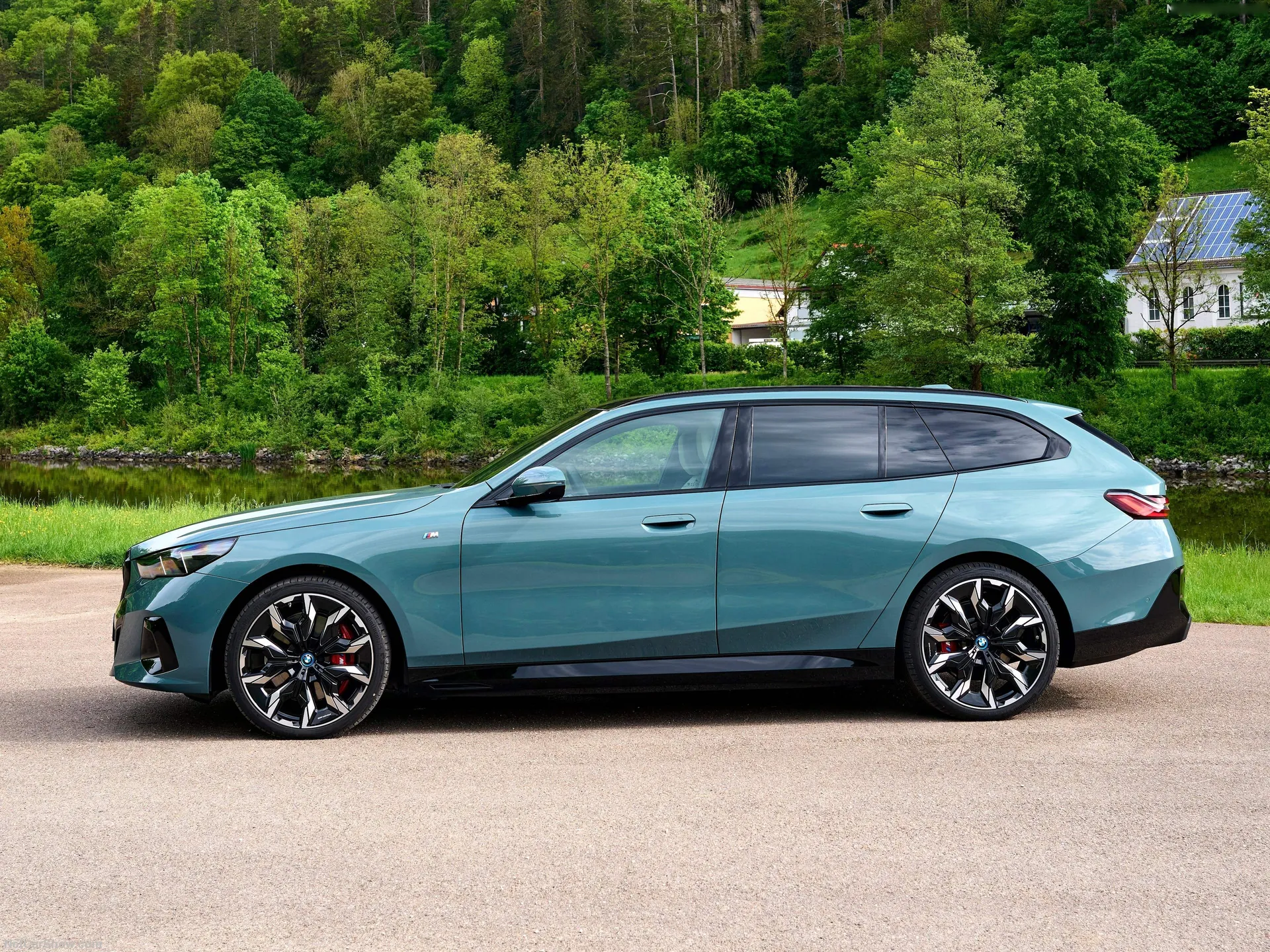 BMW i5 Touring (2025) – boční profil