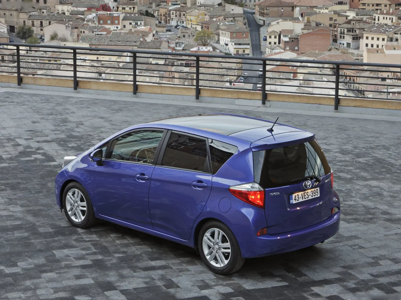 Toyota Verso-S (2012) – zadní tříčtvrteční pohled