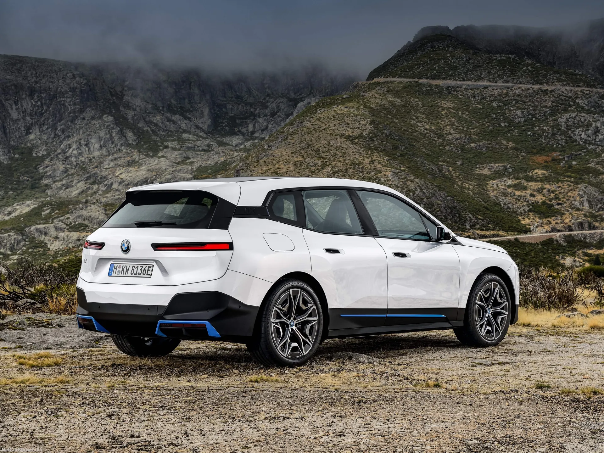 BMW iX (2022) – zadní tříčtvrteční pohled