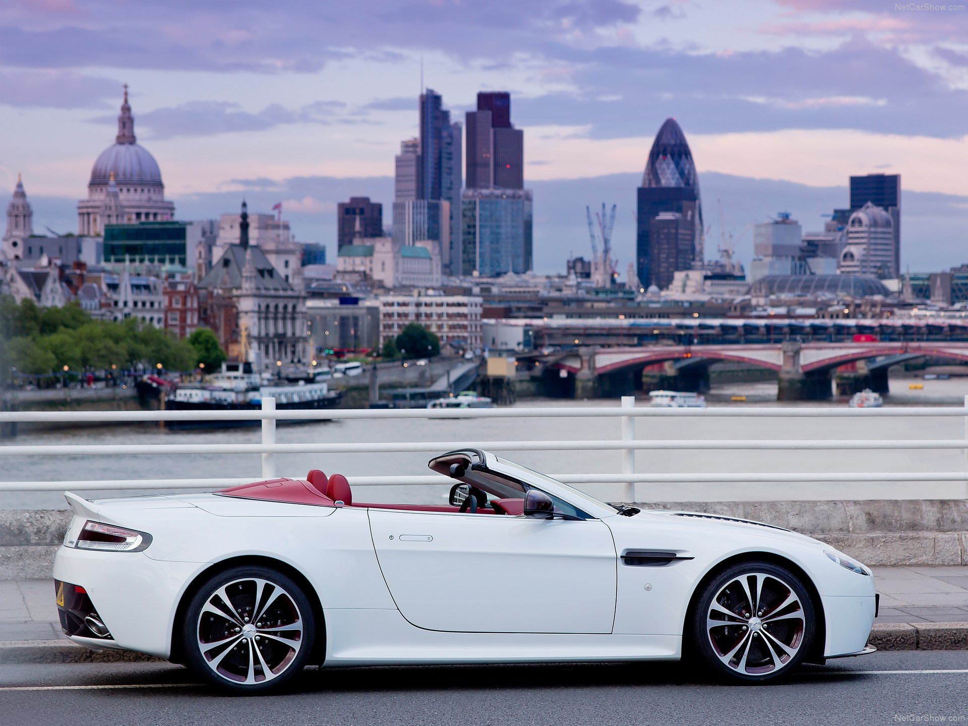 Aston Martin V12 Vantage Roadster (2013) – boční profil
