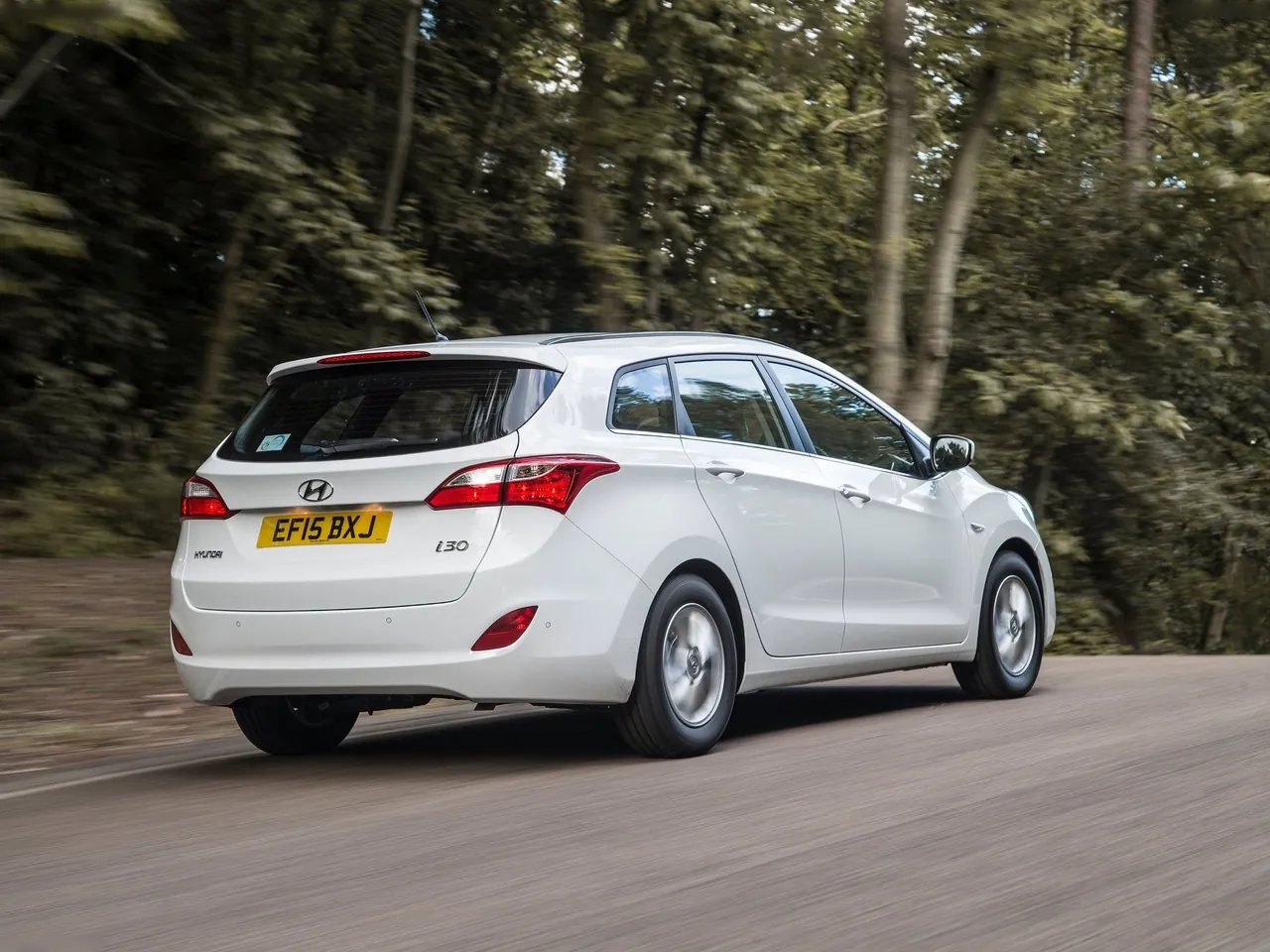 Hyundai i30 Tourer (2015) – zadní tříčtvrteční pohled