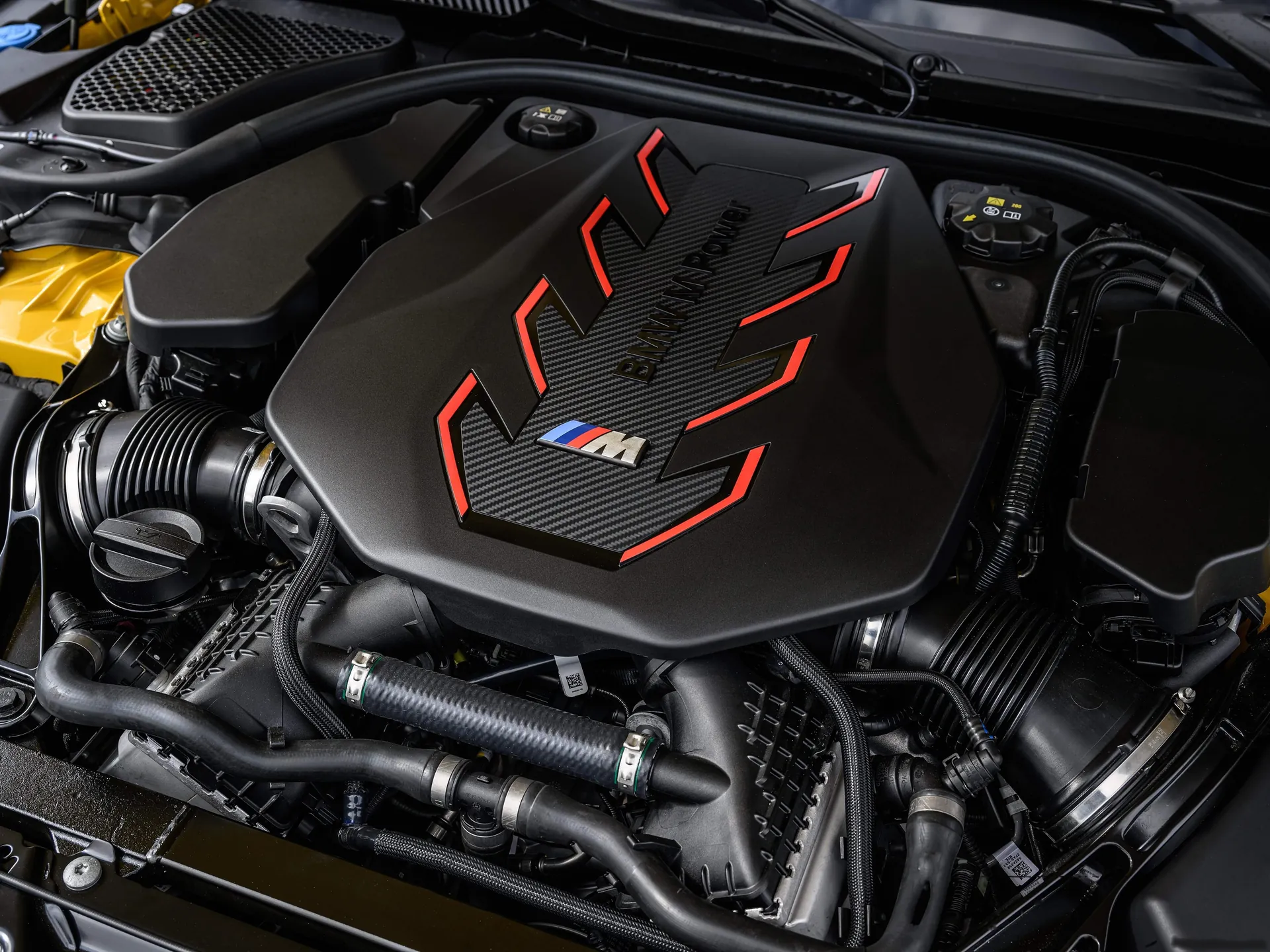 BMW M5 Speed Yellow (2025) – motorový prostor