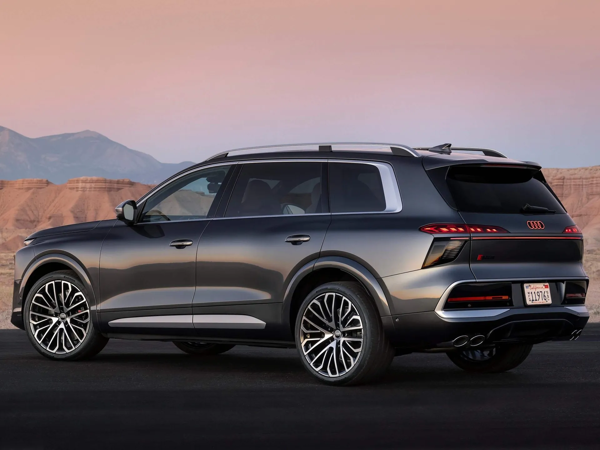 Audi SQ9 (2027) – zadní tříčtvrteční pohled