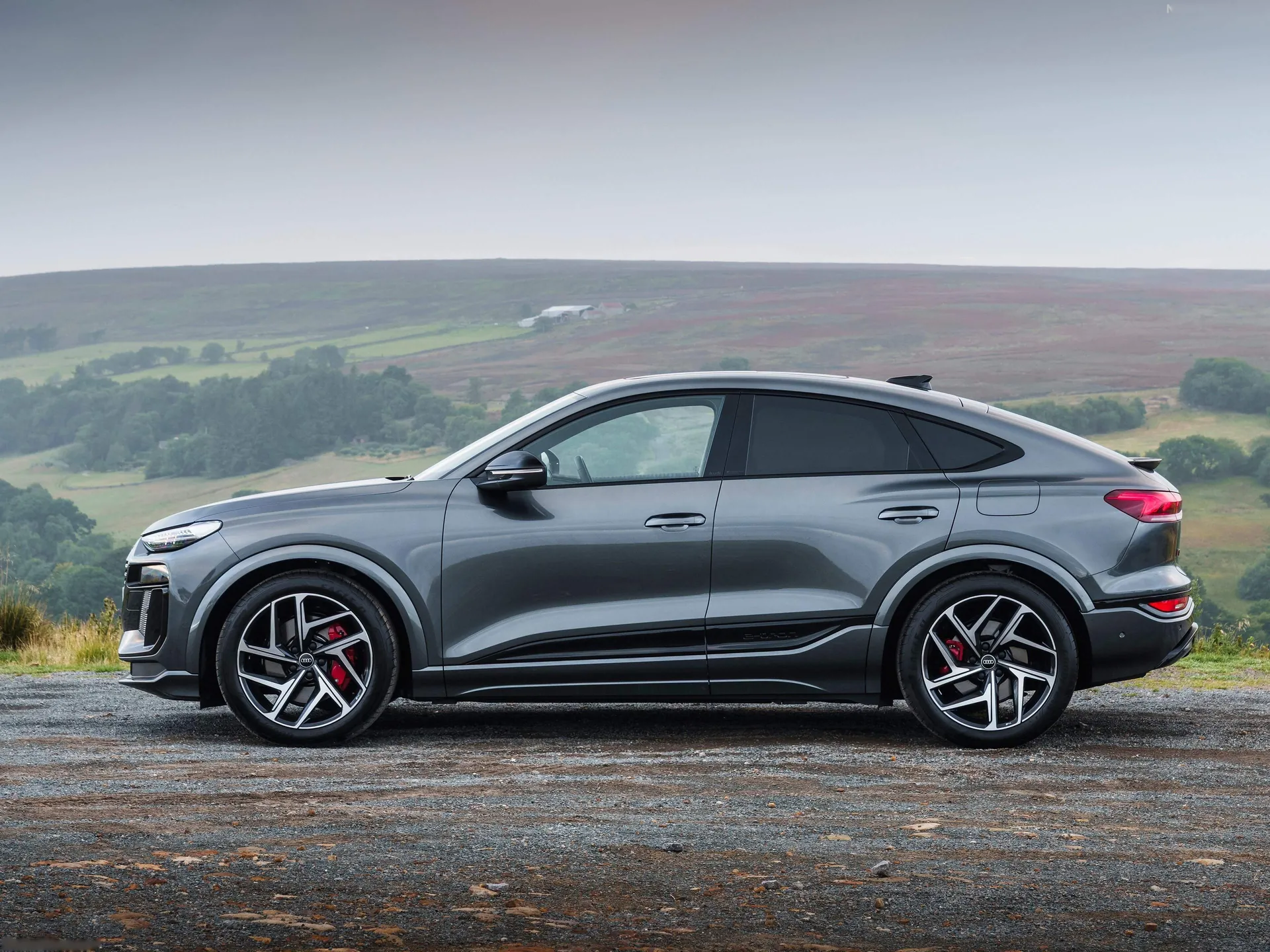 Audi SQ6 Sportback e-tron [UK] (2025) – boční profil