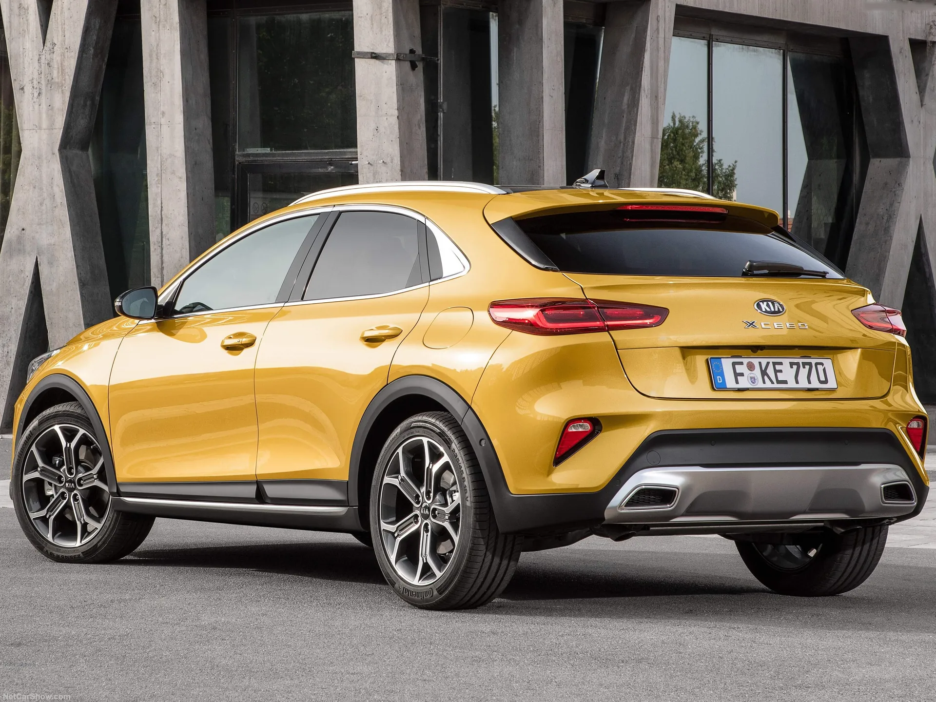 Kia XCeed (2020) – zadní tříčtvrteční pohled