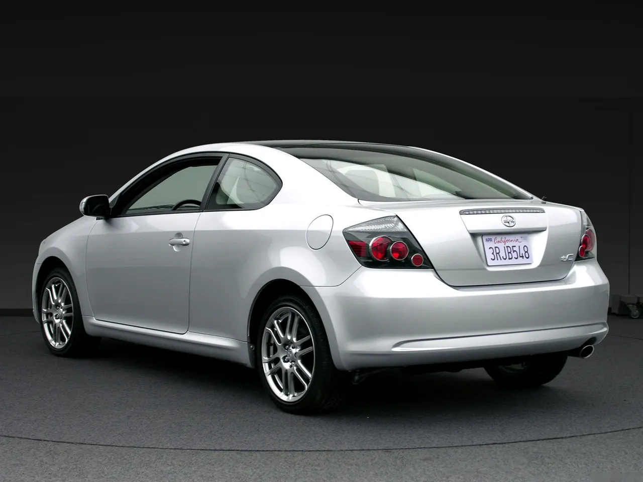Scion tC (2008) – zadní tříčtvrteční pohled