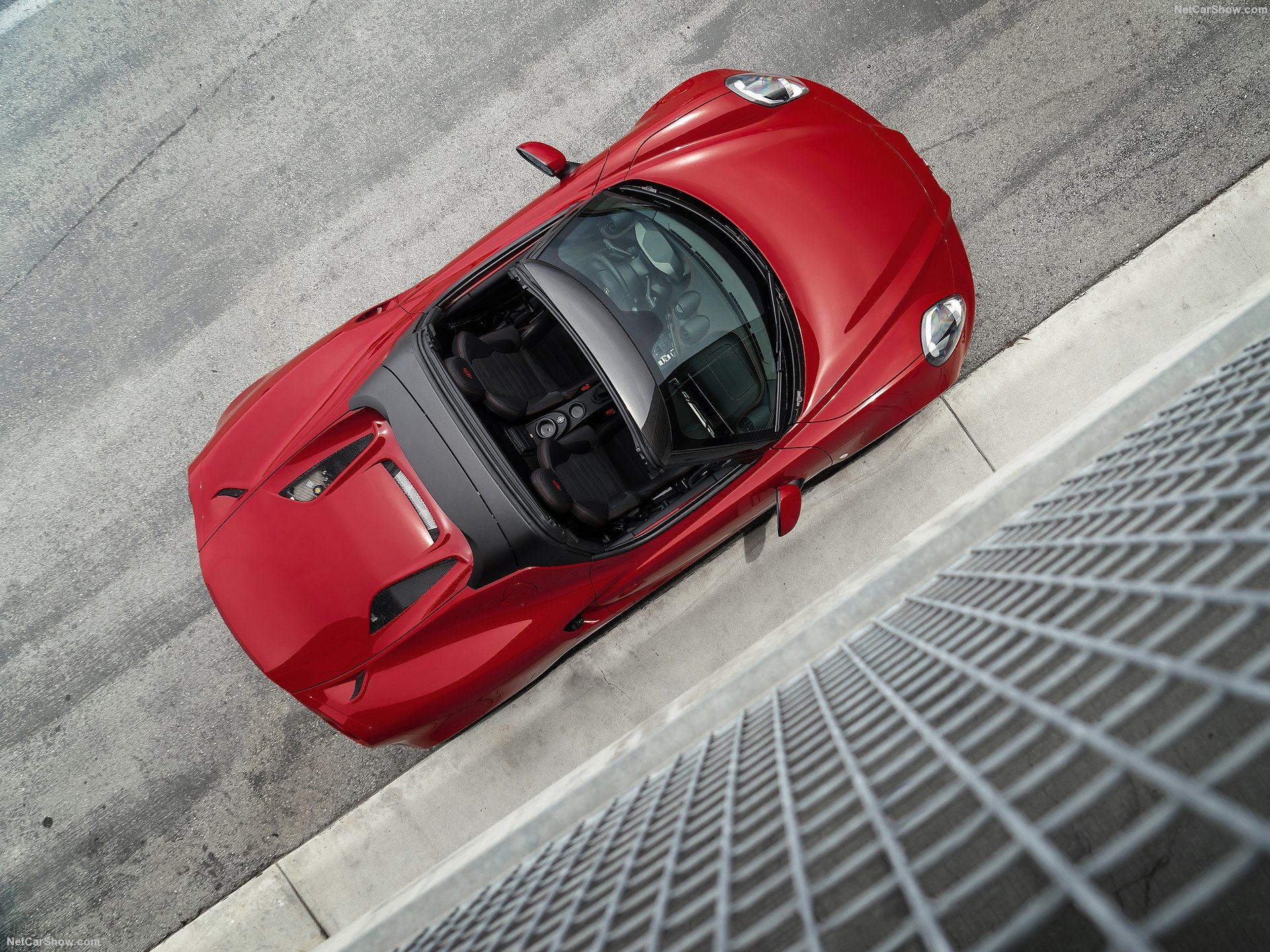 Alfa Romeo 4C Spider (2015) – pohled shora
