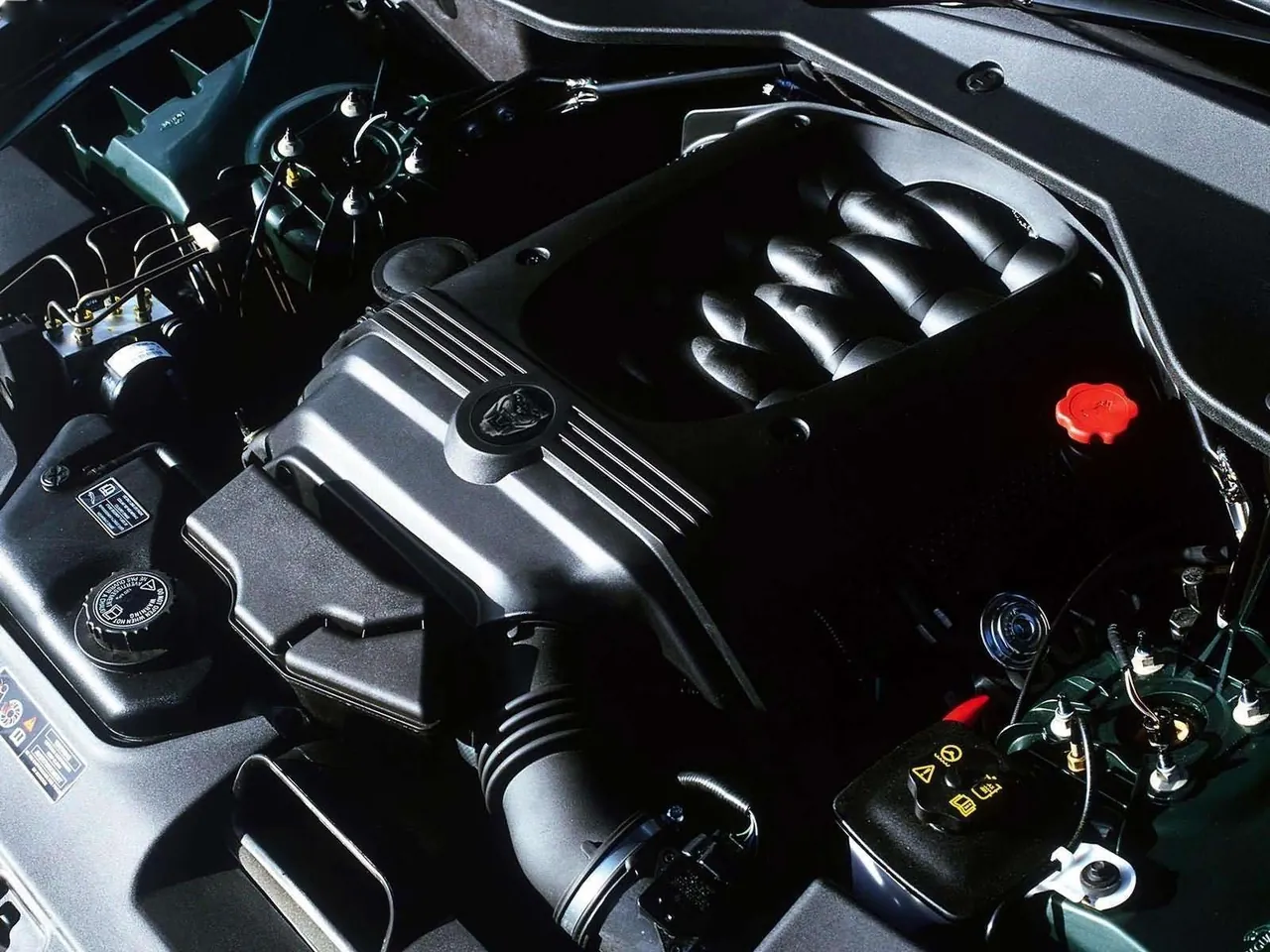 Jaguar XJ8 L (2005) – motorový prostor