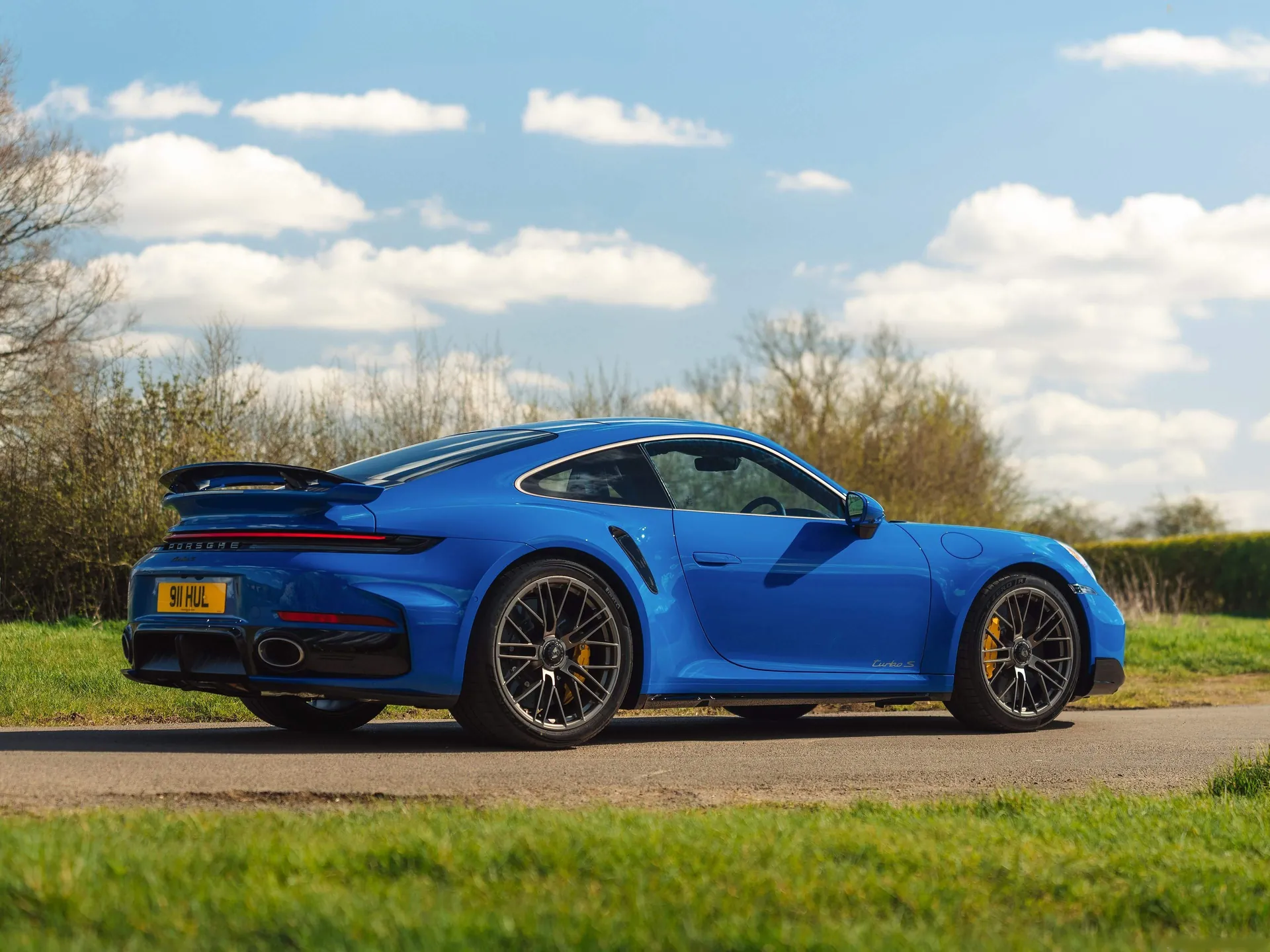 Porsche 911 Turbo S [UK] (2026) – zadní tříčtvrteční pohled