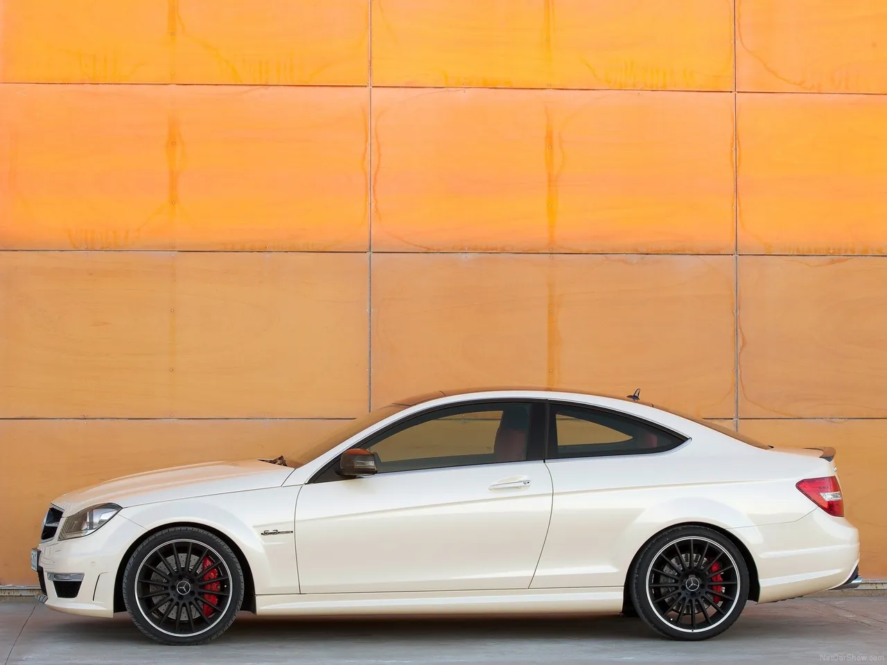 Mercedes-Benz C63 AMG Coupe (2012) – boční profil