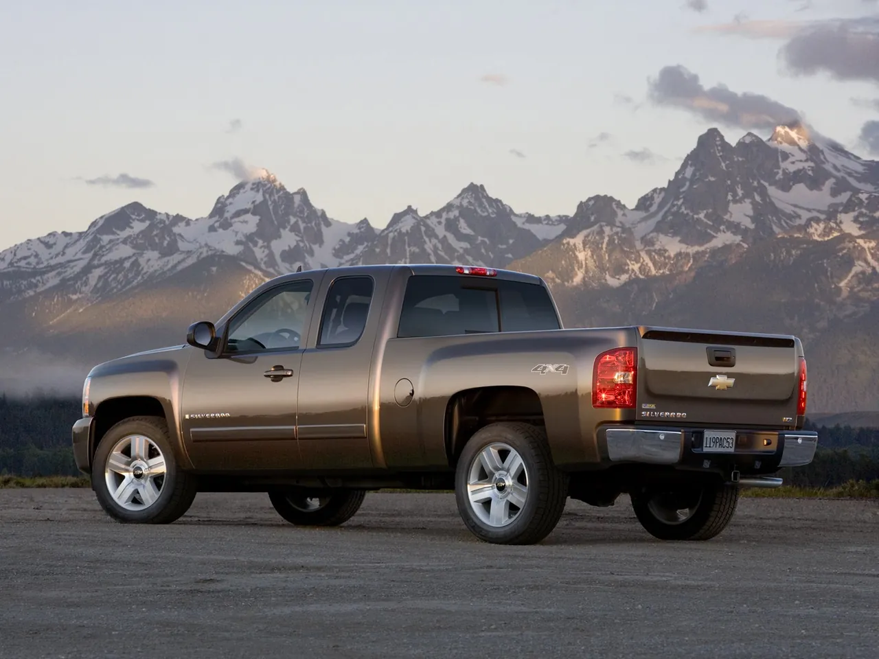 Chevrolet Silverado Extended Cab (2007) – zadní tříčtvrteční pohled
