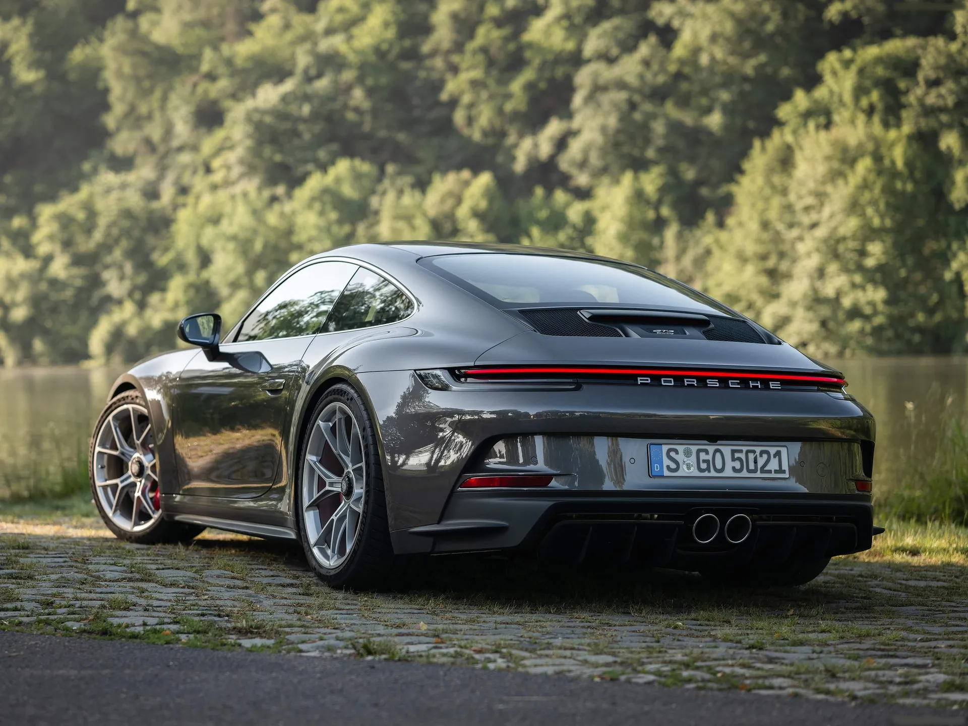 Porsche 911 GT3 Touring (2022) – zadní tříčtvrteční pohled