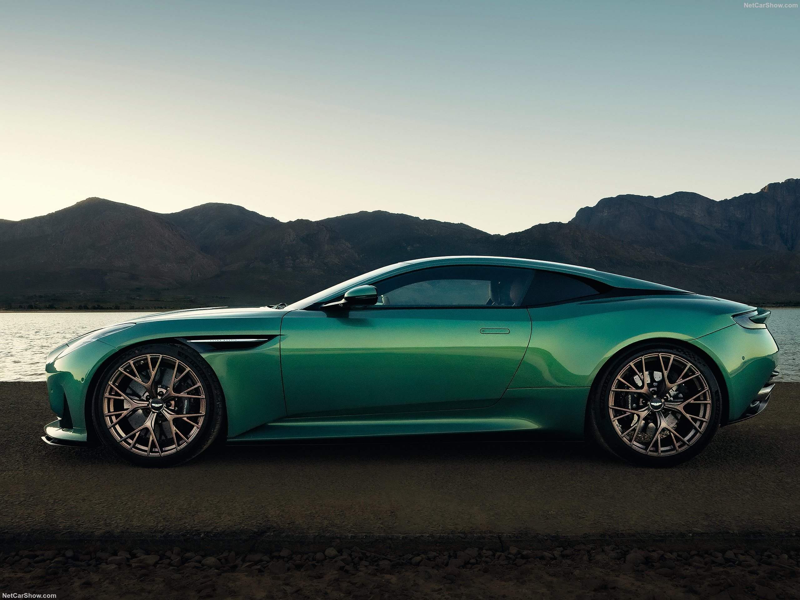 Aston Martin DB12 (2024) – boční profil