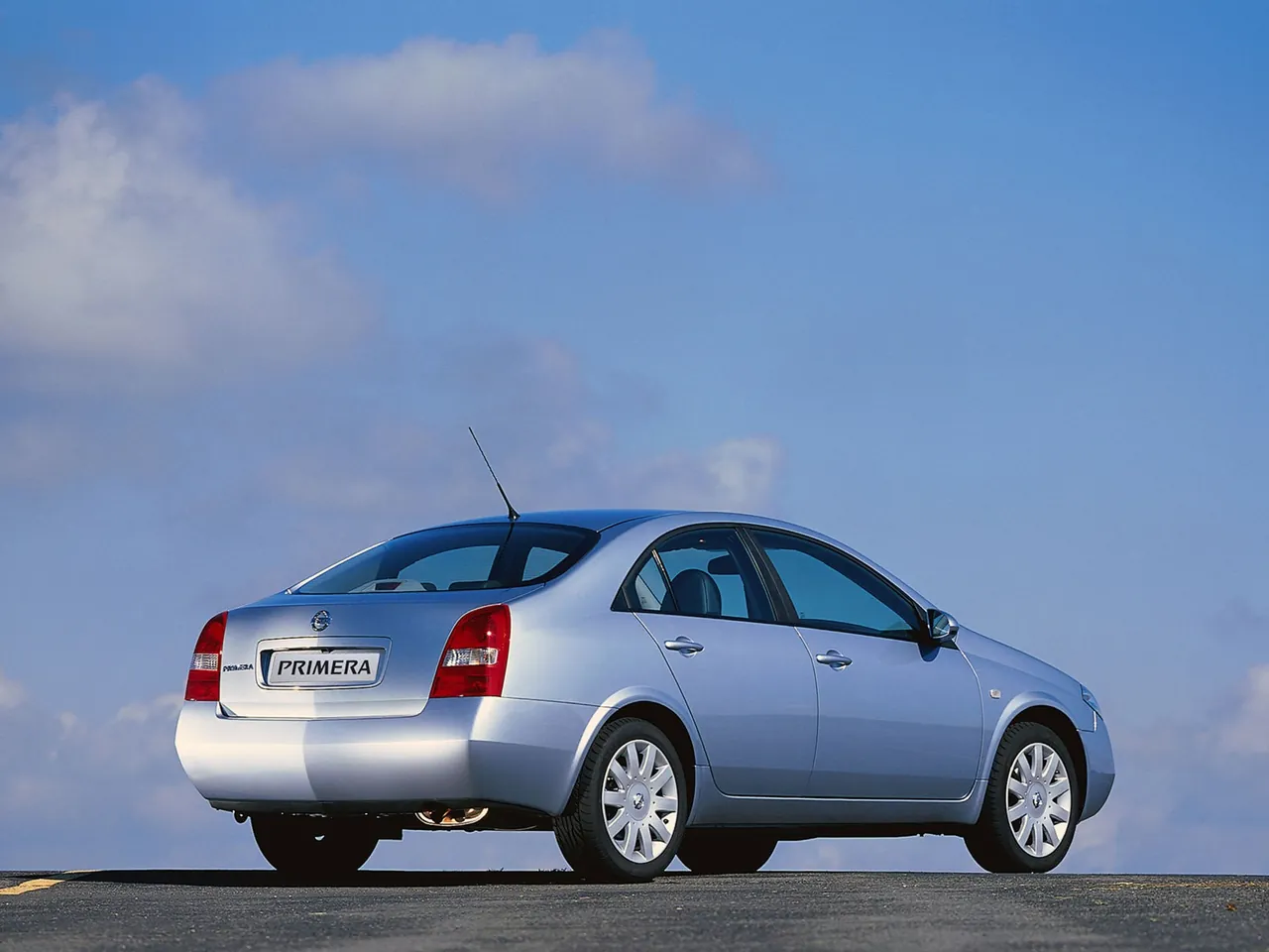 Nissan Primera (2005) – zadní tříčtvrteční pohled
