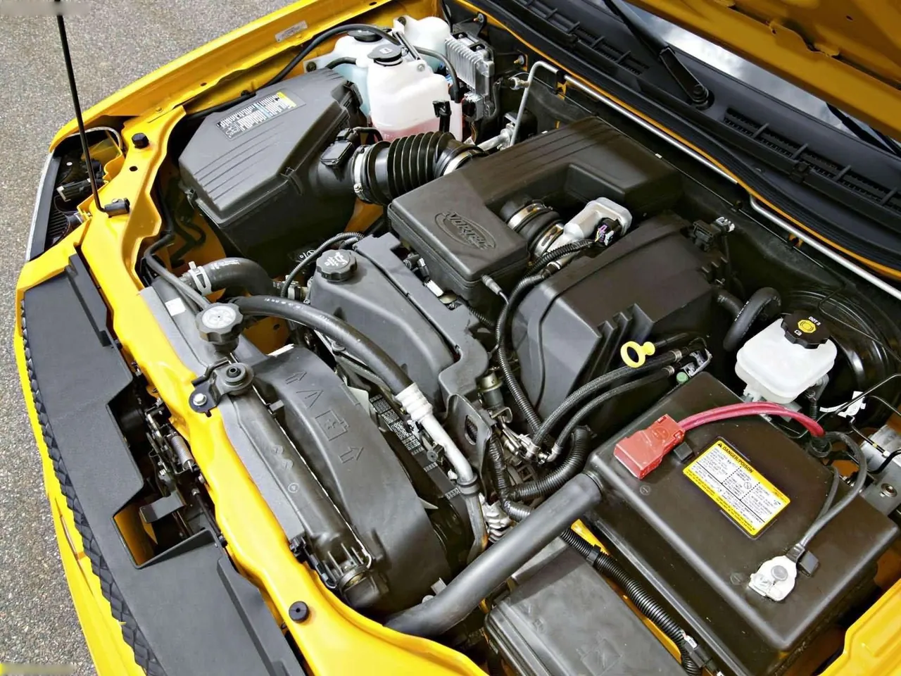 Chevrolet Colorado LS Regular Cab (2004) – motorový prostor