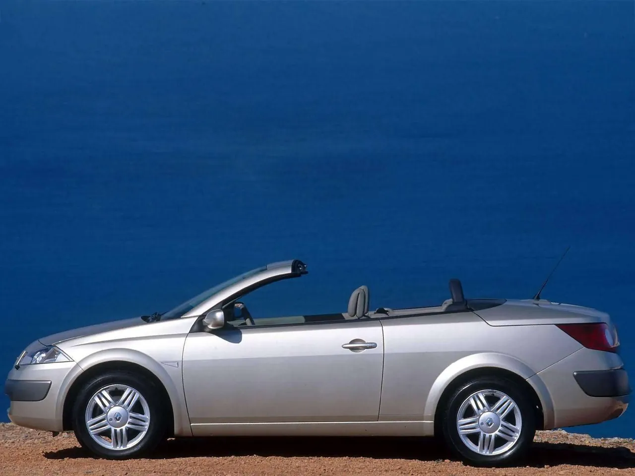 Renault Megane II CoupeCabriolet 1.6 Privilege Version (2003) – boční profil