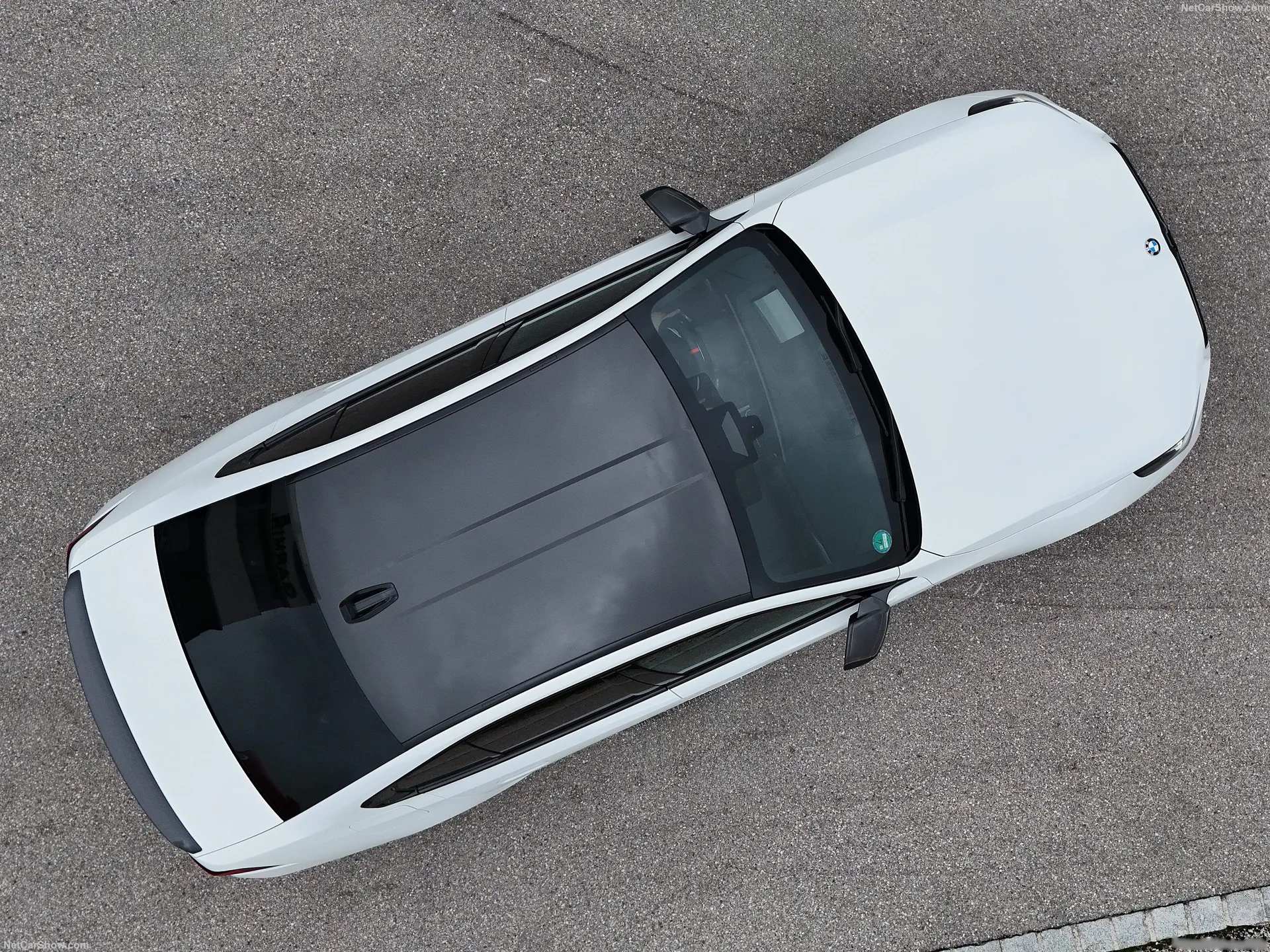 BMW M5 Alpin White (2025) – pohled shora