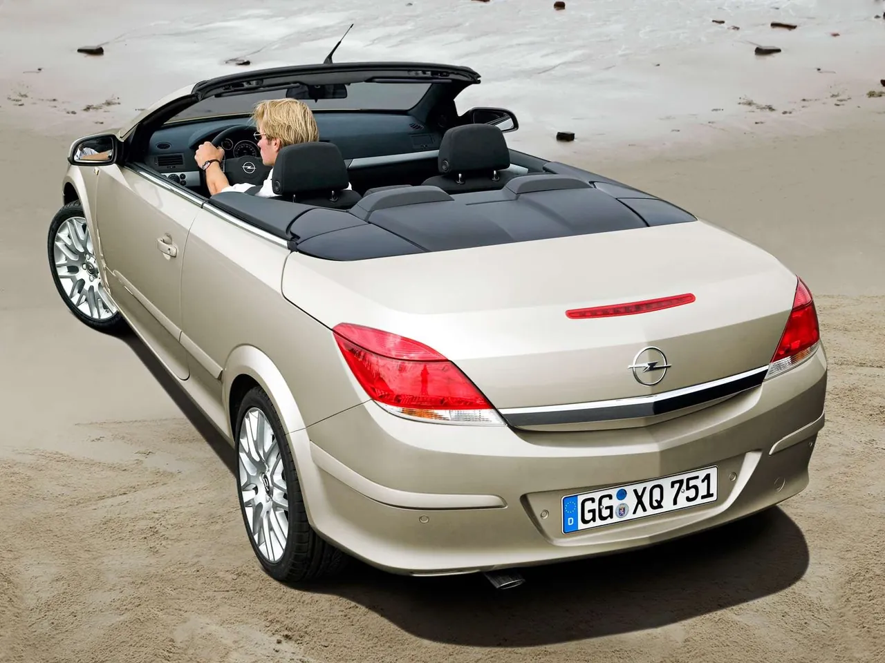 Opel Astra TwinTop (2006) – zadní tříčtvrteční pohled