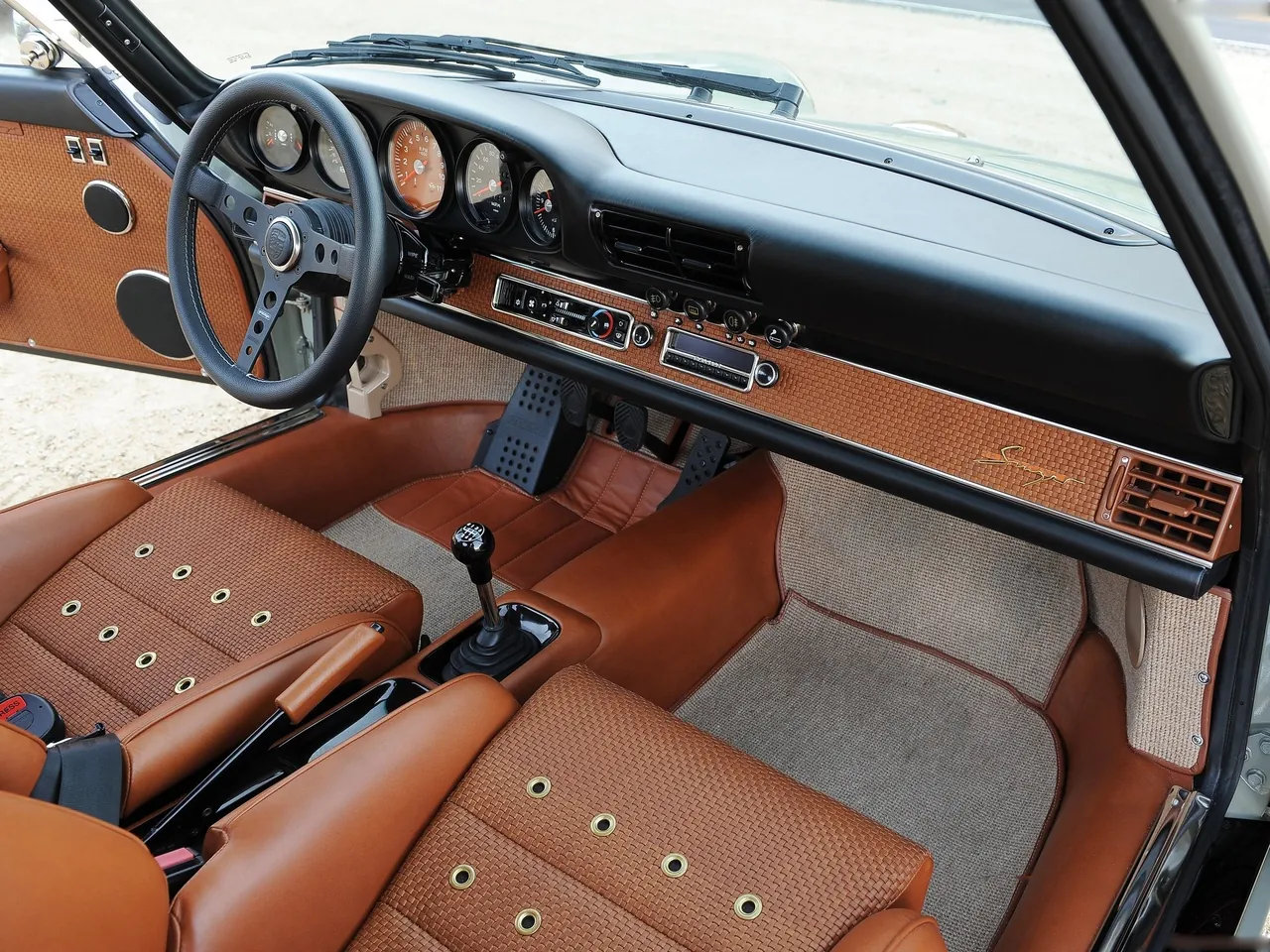 Singer 911 (2012) – interiér