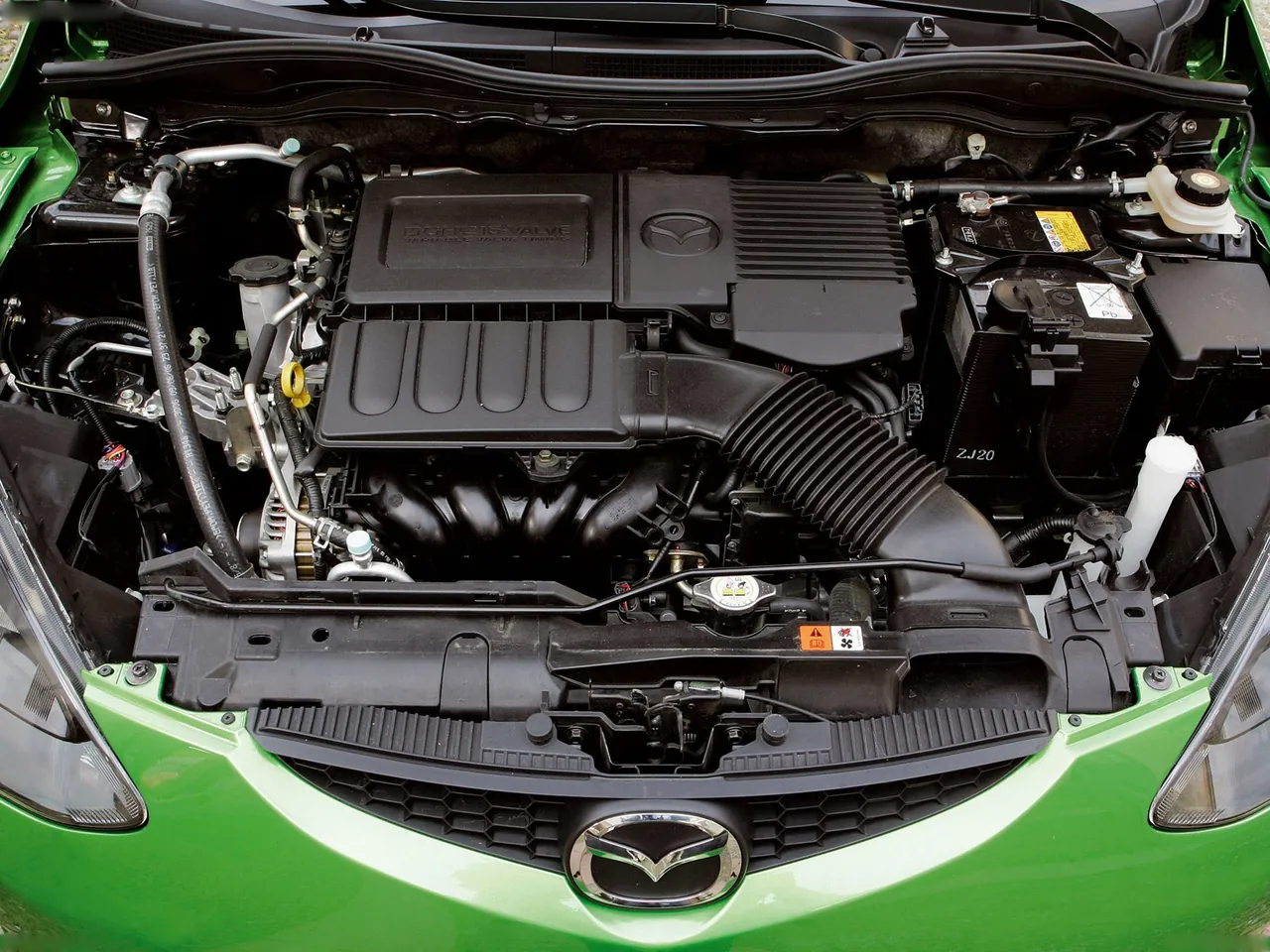 Mazda 2 (2008) – motorový prostor