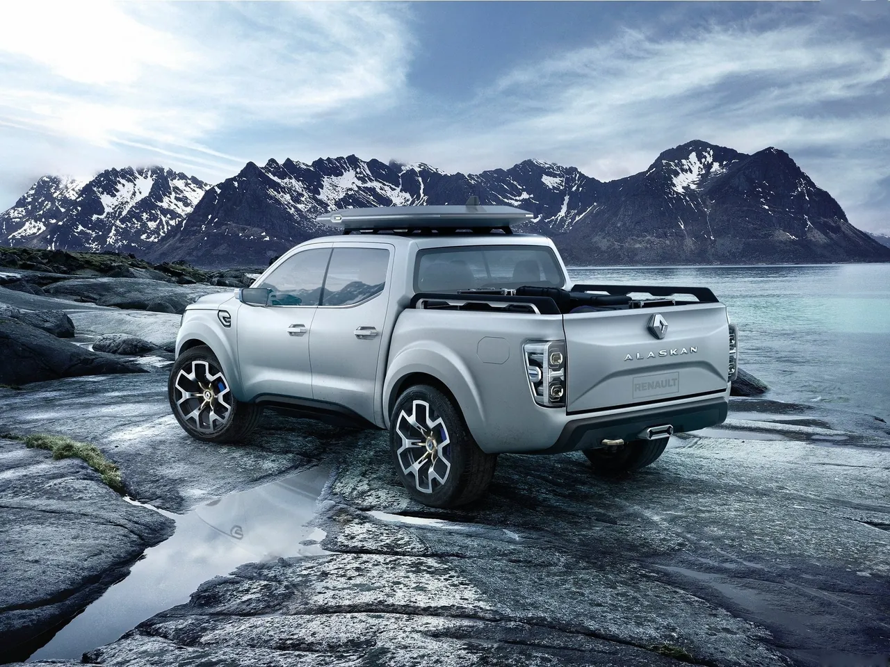 Renault Alaskan Concept (2015) – zadní tříčtvrteční pohled