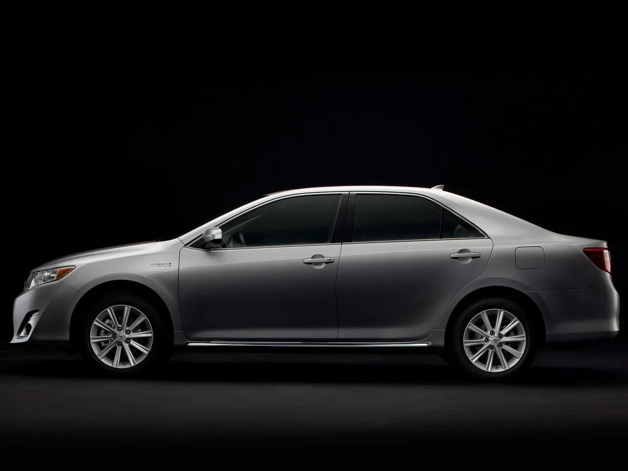 Toyota Camry Hybrid (2012) - Side Profile