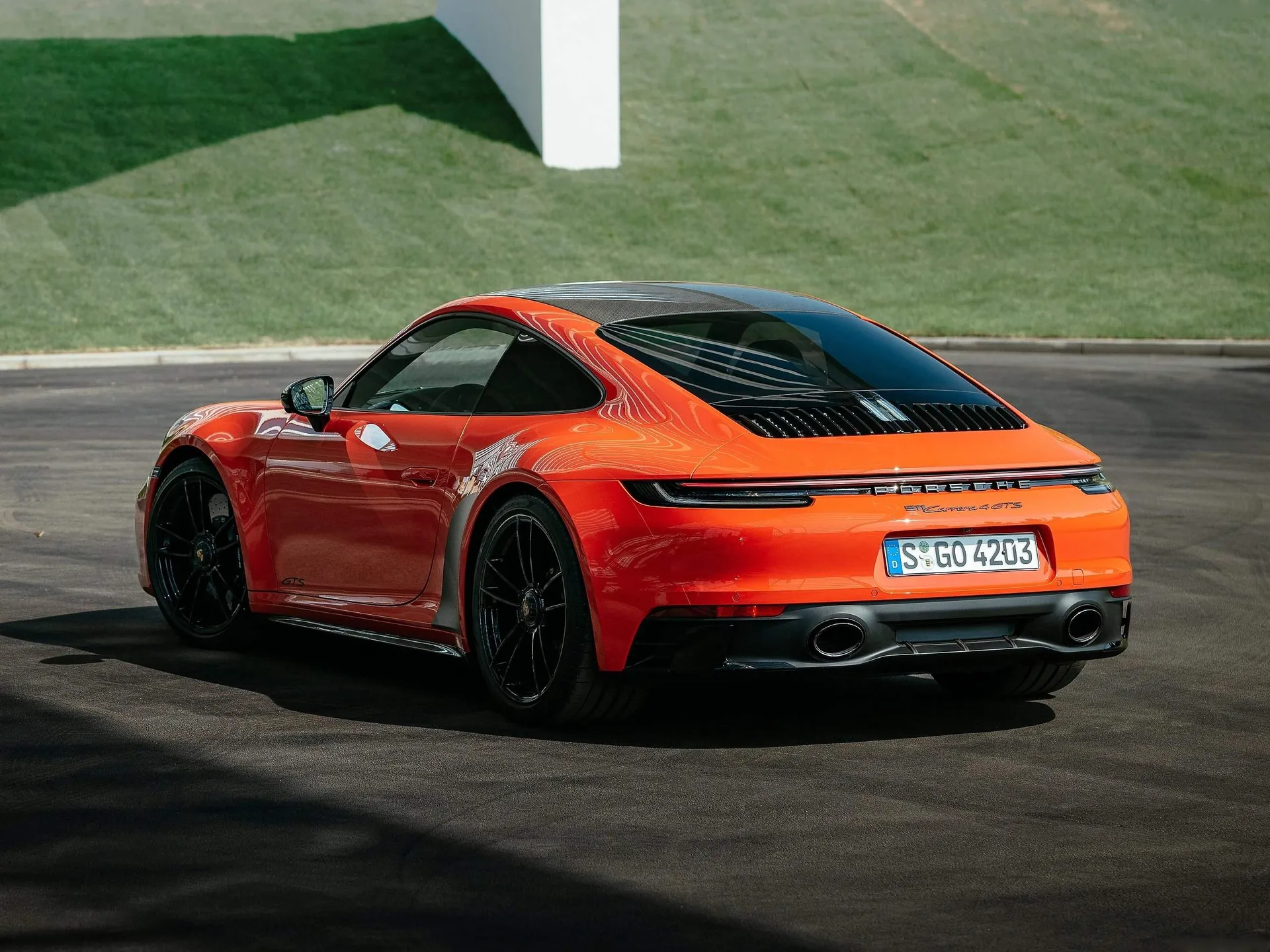 Porsche 911 Carrera 4 GTS (2022) – zadní tříčtvrteční pohled