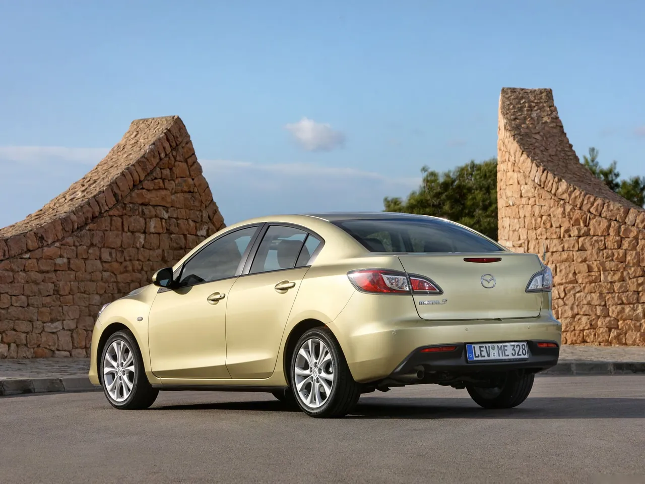 Mazda 3 Sedan (2010) – zadní tříčtvrteční pohled