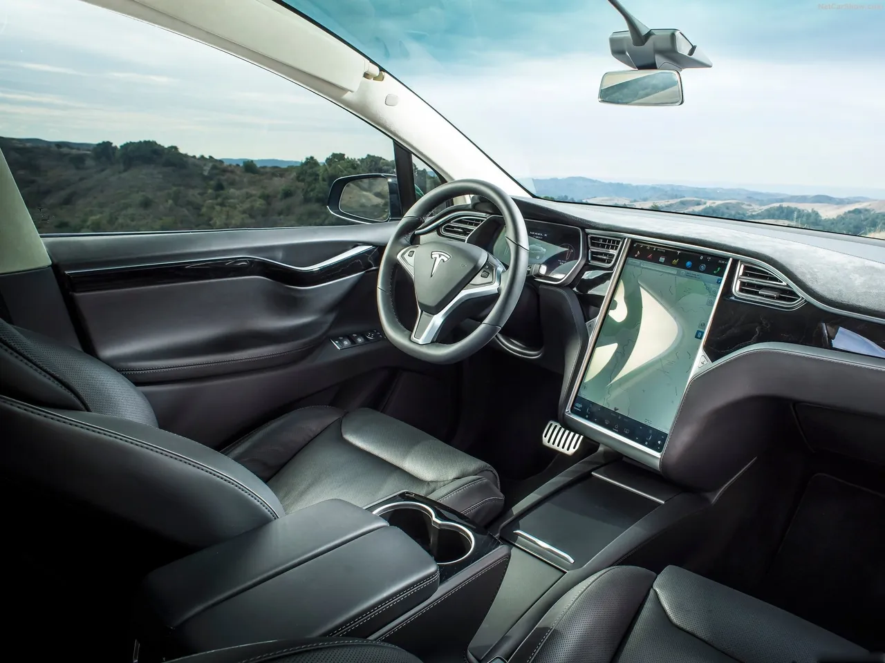 Tesla Model X (2017) – interiér