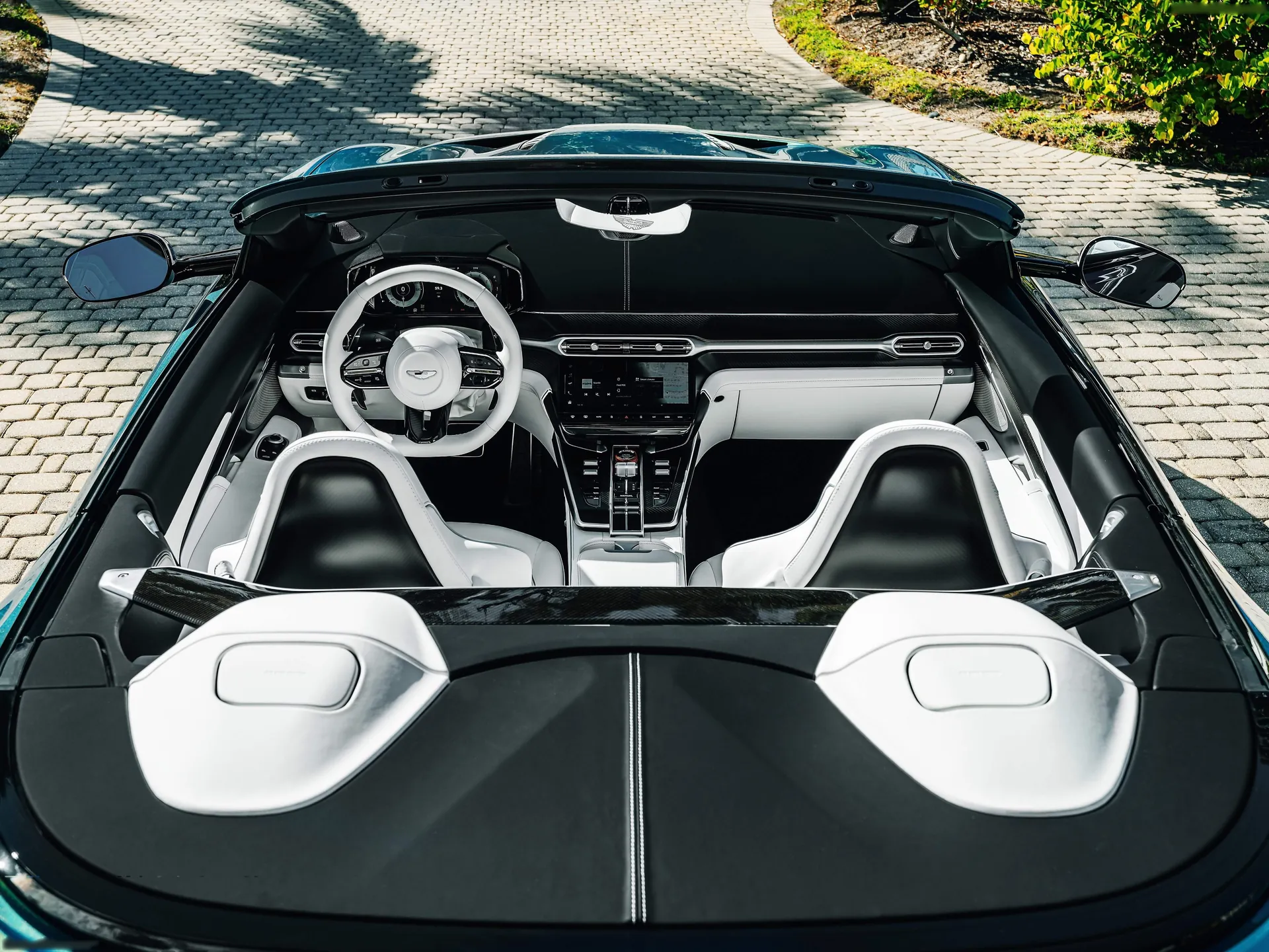Aston Martin Vanquish Volante Wave Edition (2026) – interiér