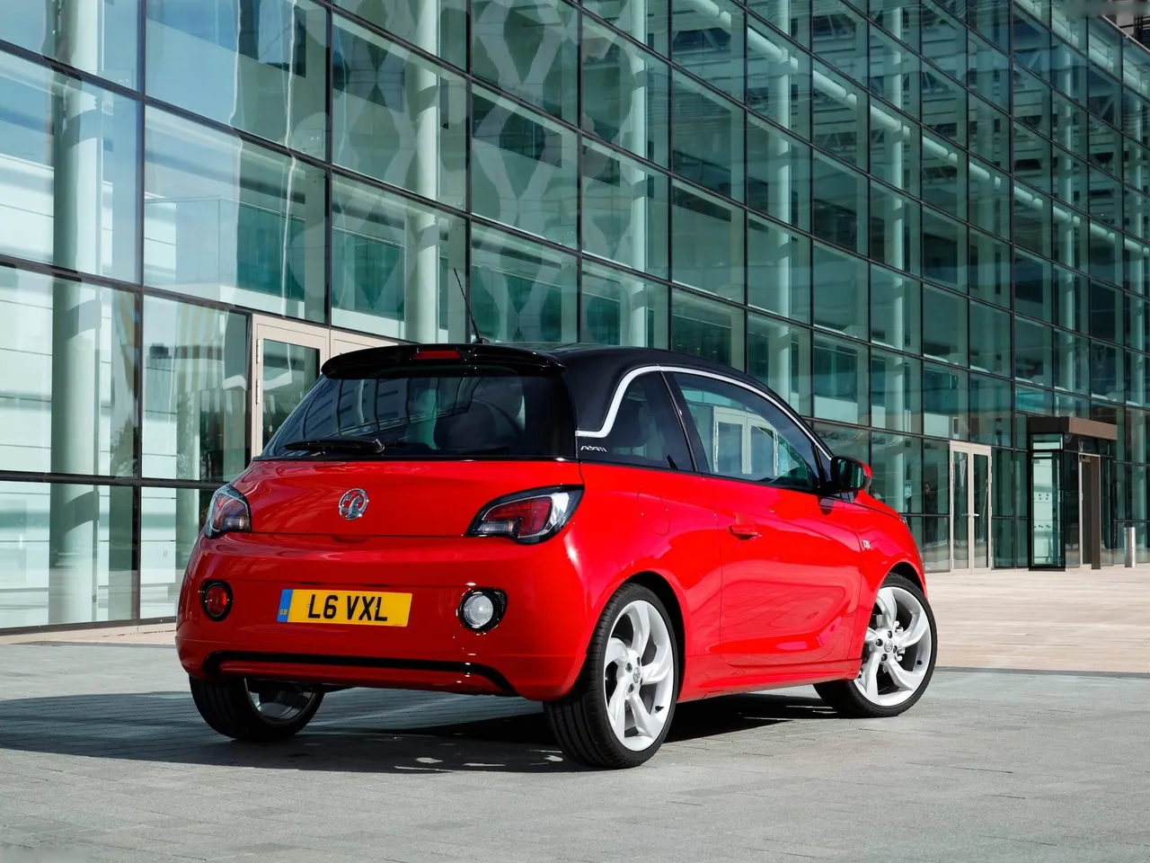 Vauxhall Adam (2013) – zadní tříčtvrteční pohled