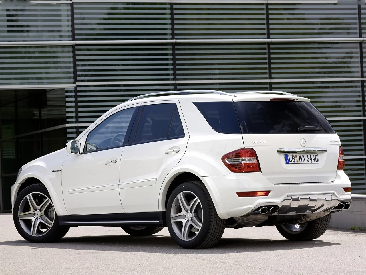 Mercedes-Benz ML 63 AMG (2011) – zadní tříčtvrteční pohled