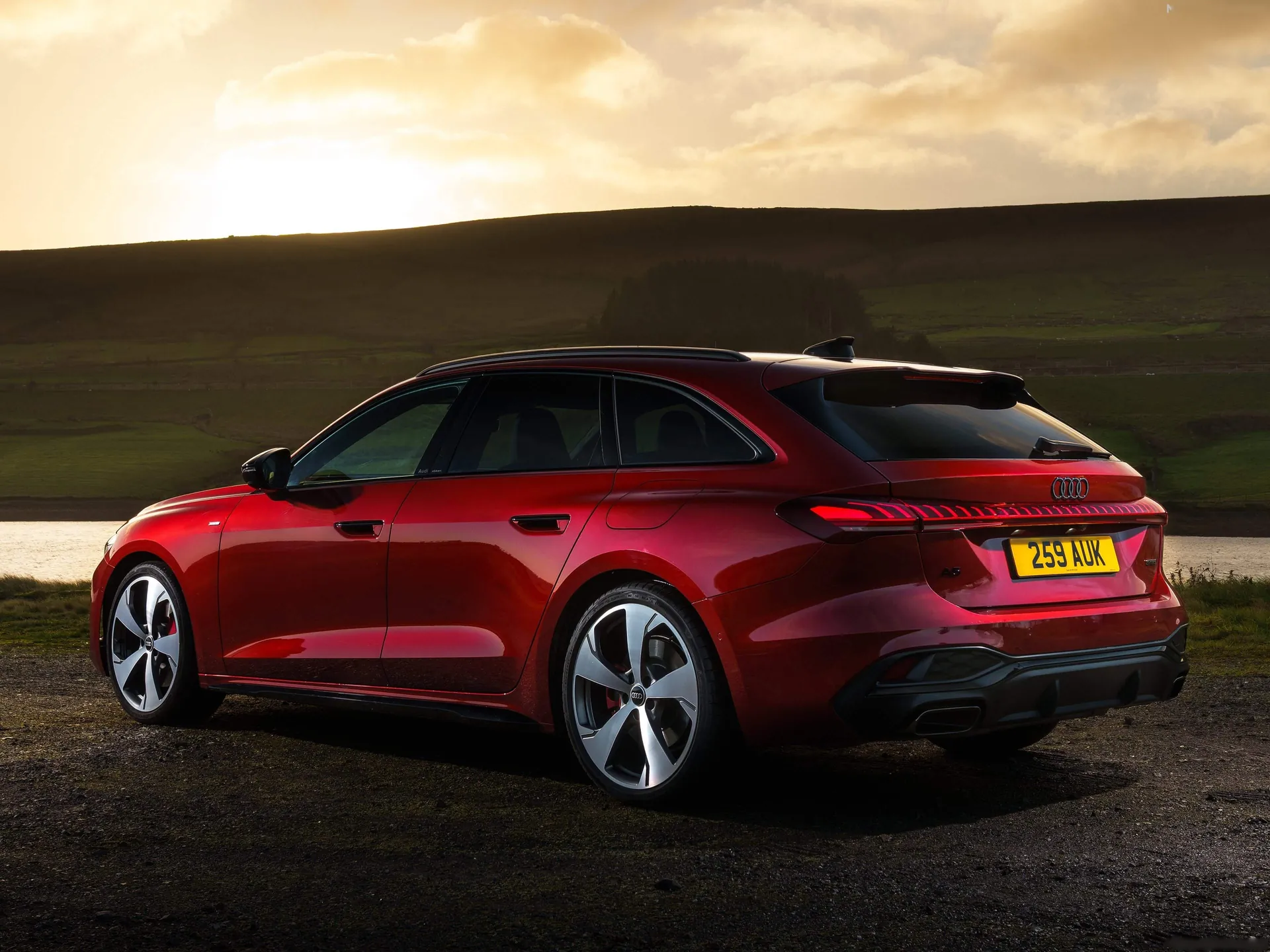 Audi A5 Avant e-hybrid [UK] (2025) – zadní tříčtvrteční pohled
