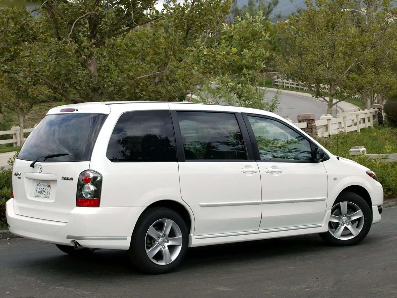 Mazda MPV ES (2004) – zadní tříčtvrteční pohled