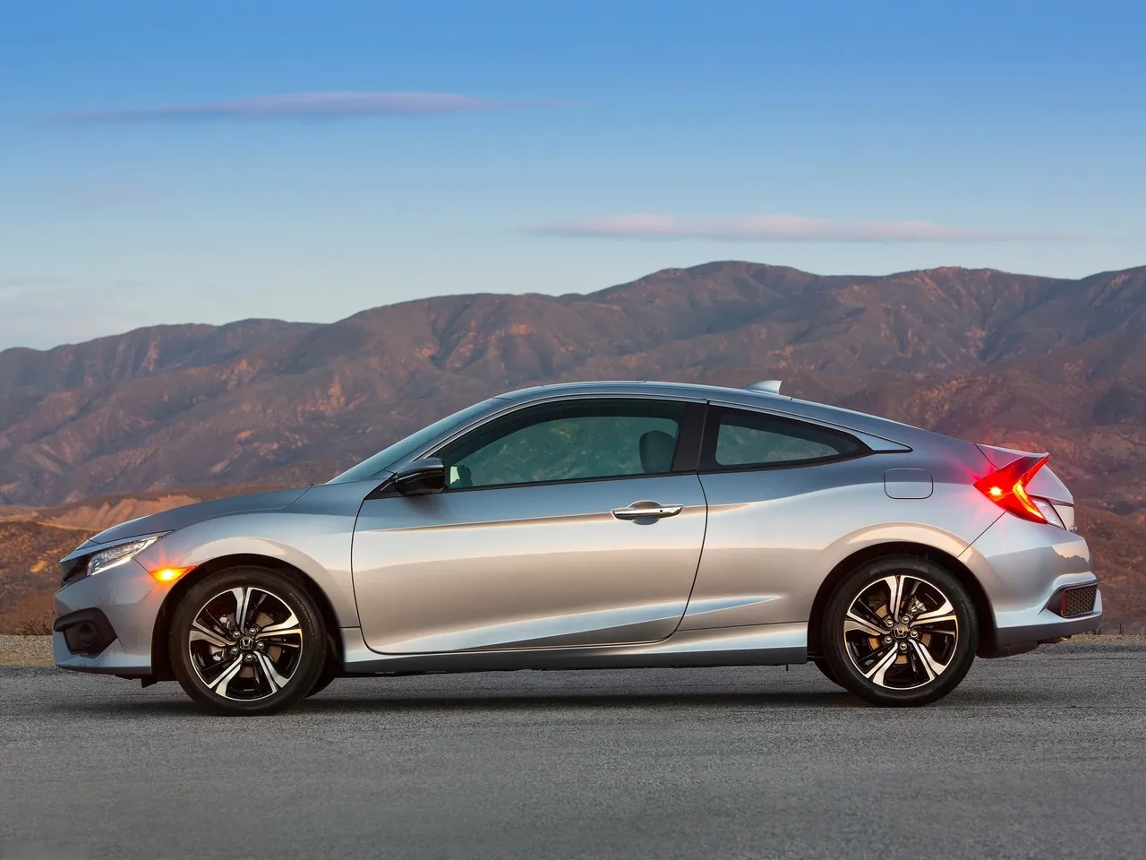 Honda Civic Coupe (2016) – boční profil