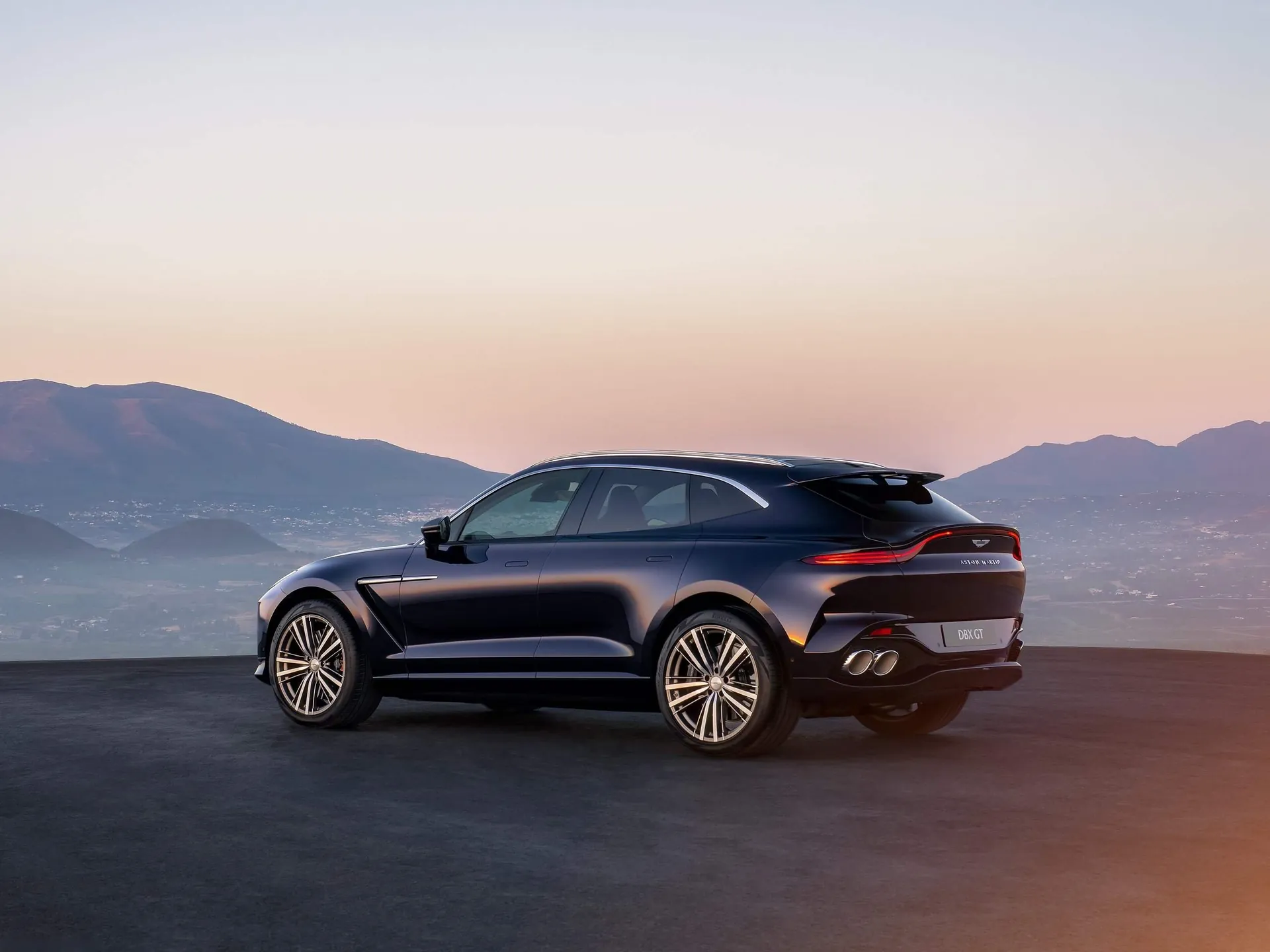 Aston Martin DBX GT (2027) – zadní tříčtvrteční pohled
