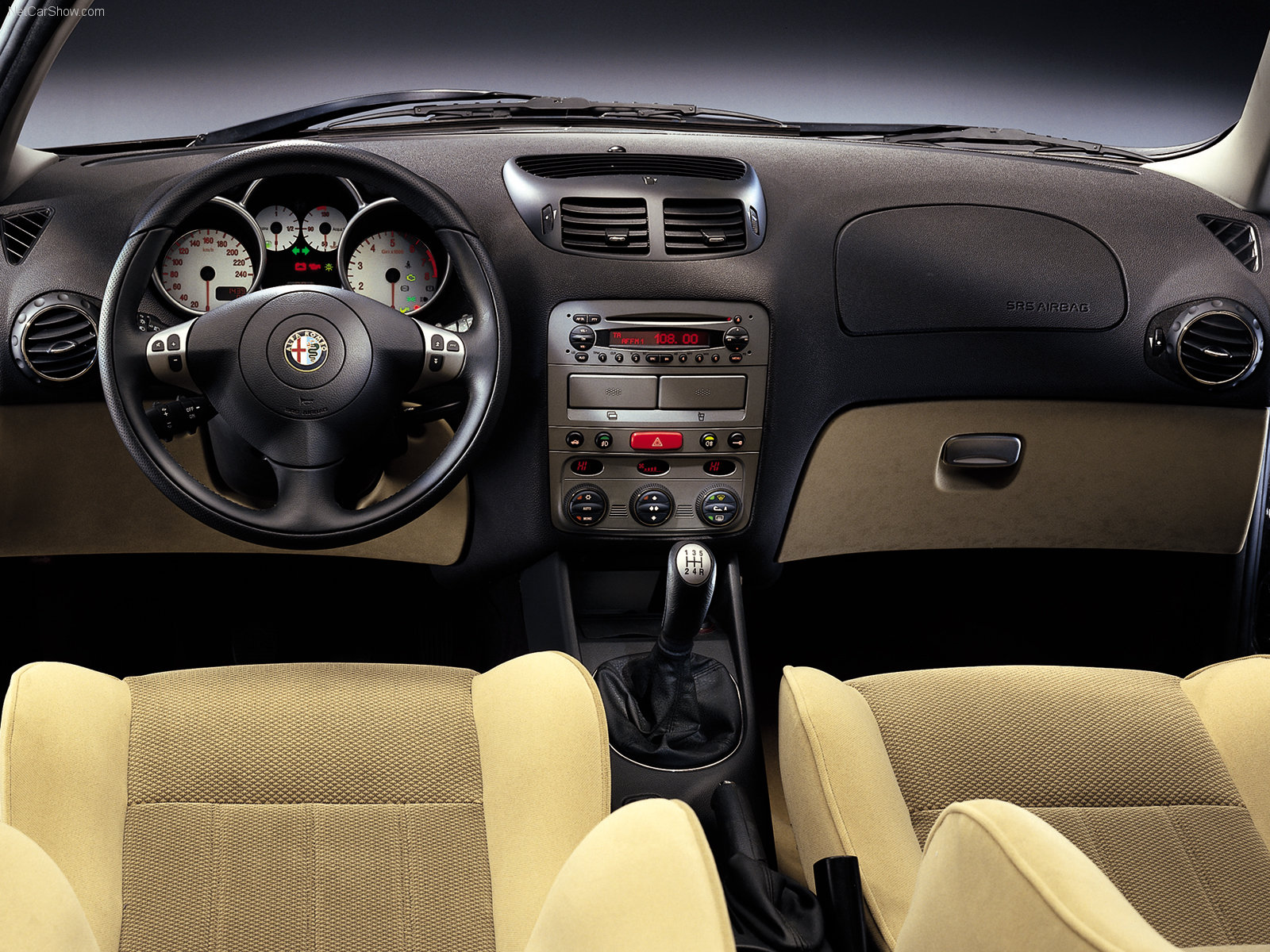 Alfa Romeo 147 (2000) – interiér