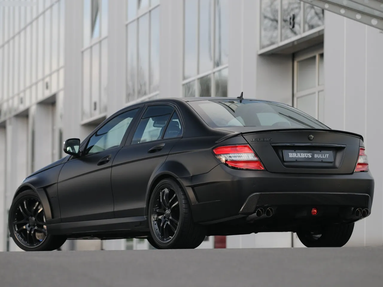 Brabus Bullit Black Arrow (2008) – zadní tříčtvrteční pohled