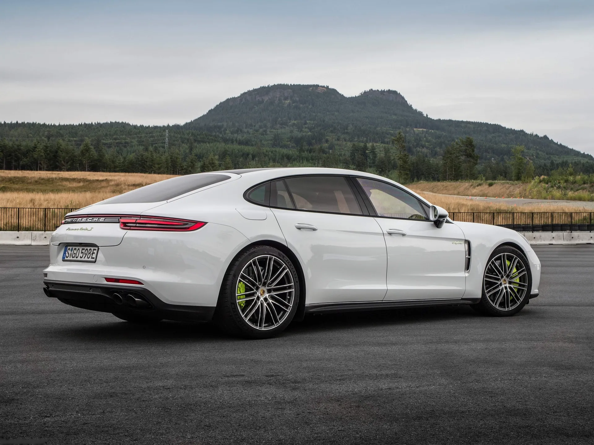 Porsche Panamera Executive (2017) – zadní tříčtvrteční pohled