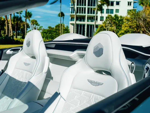 Aston Martin Vanquish Volante Wave Edition (2026)