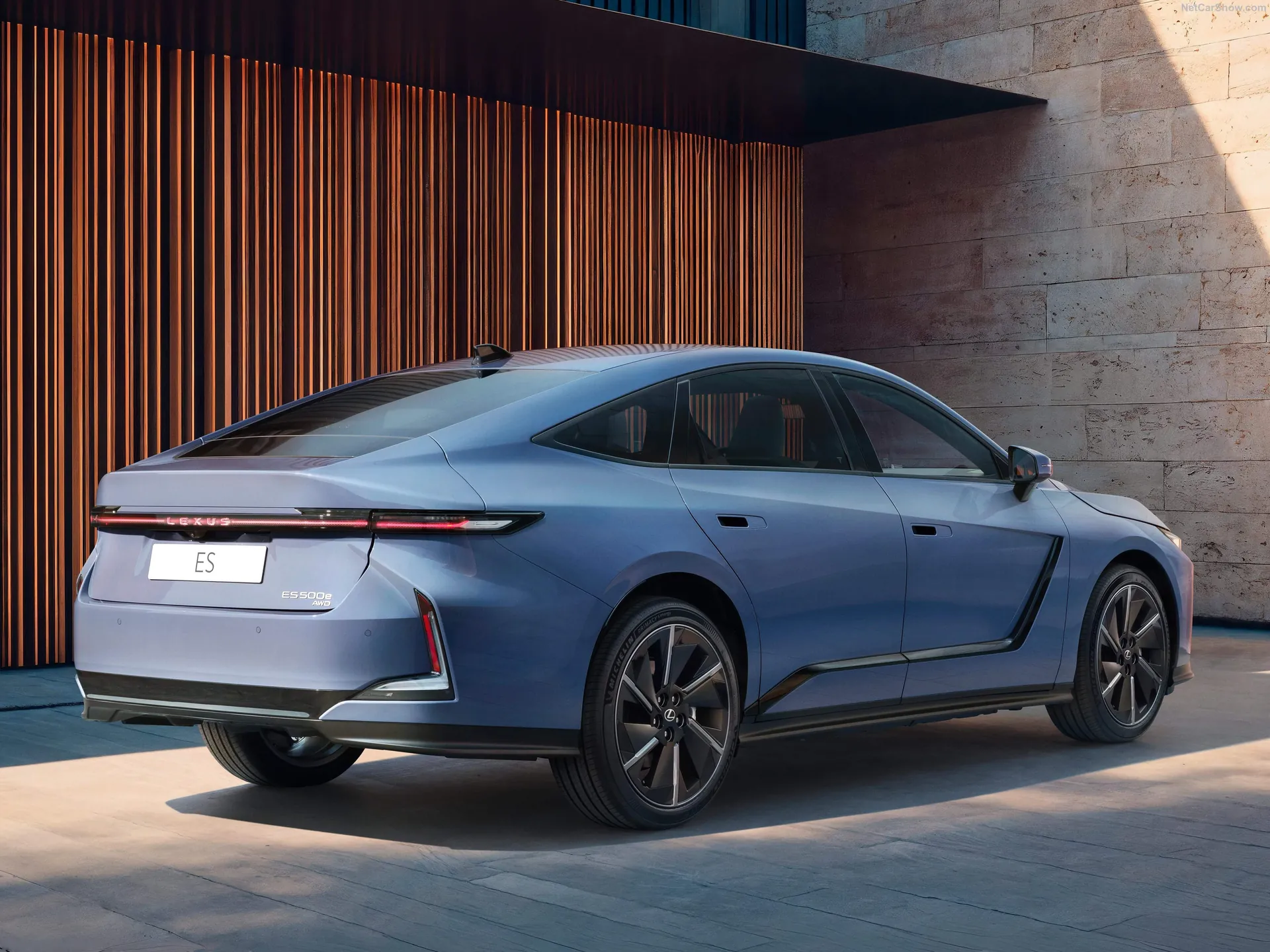 Lexus ES (2026) – zadní tříčtvrteční pohled