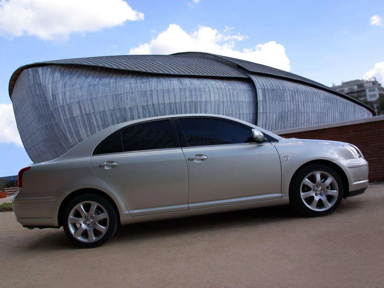 Toyota Avensis Sedan (2003) - Side Profile