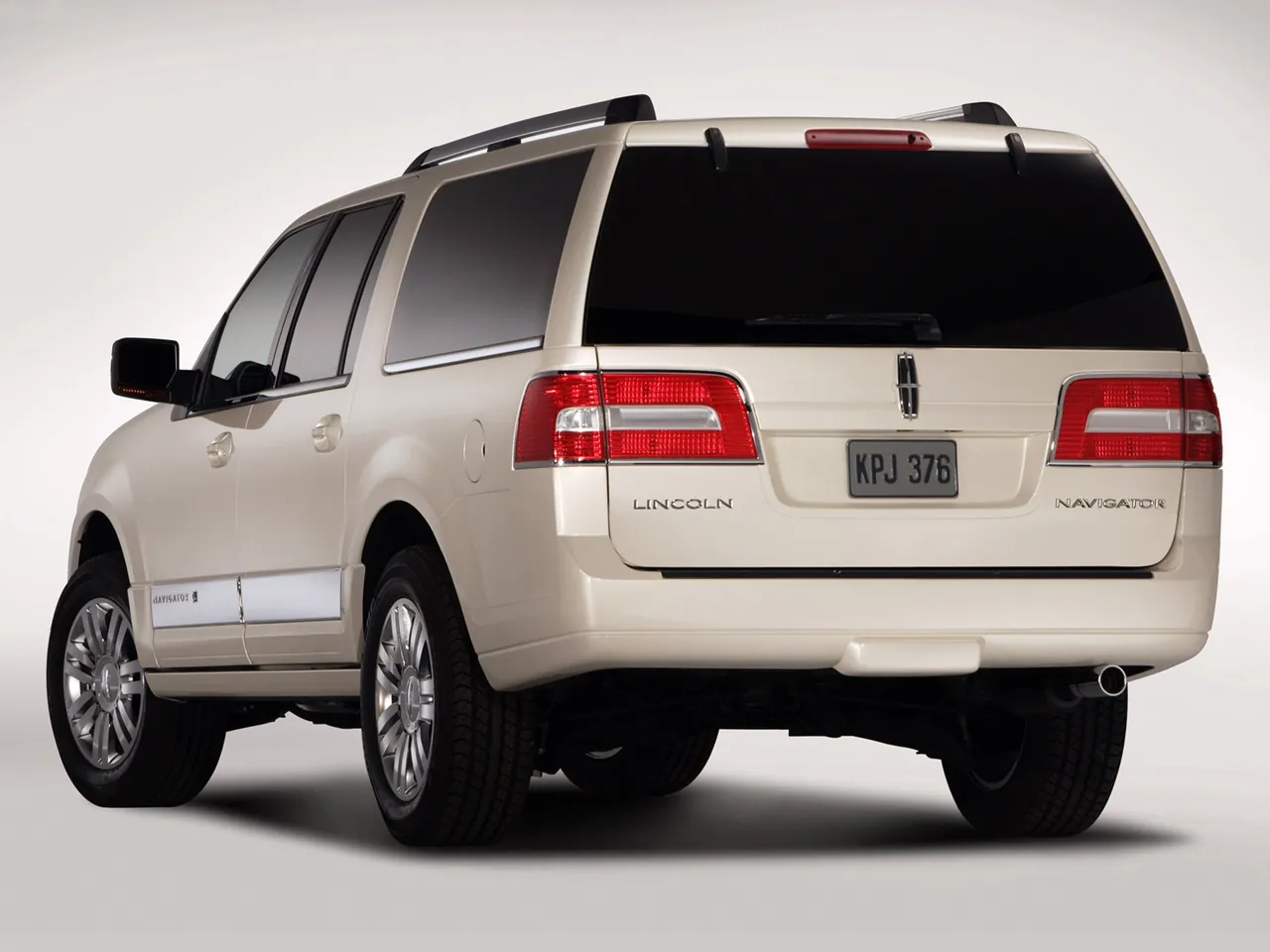 Lincoln Navigator (2007) – zadní tříčtvrteční pohled