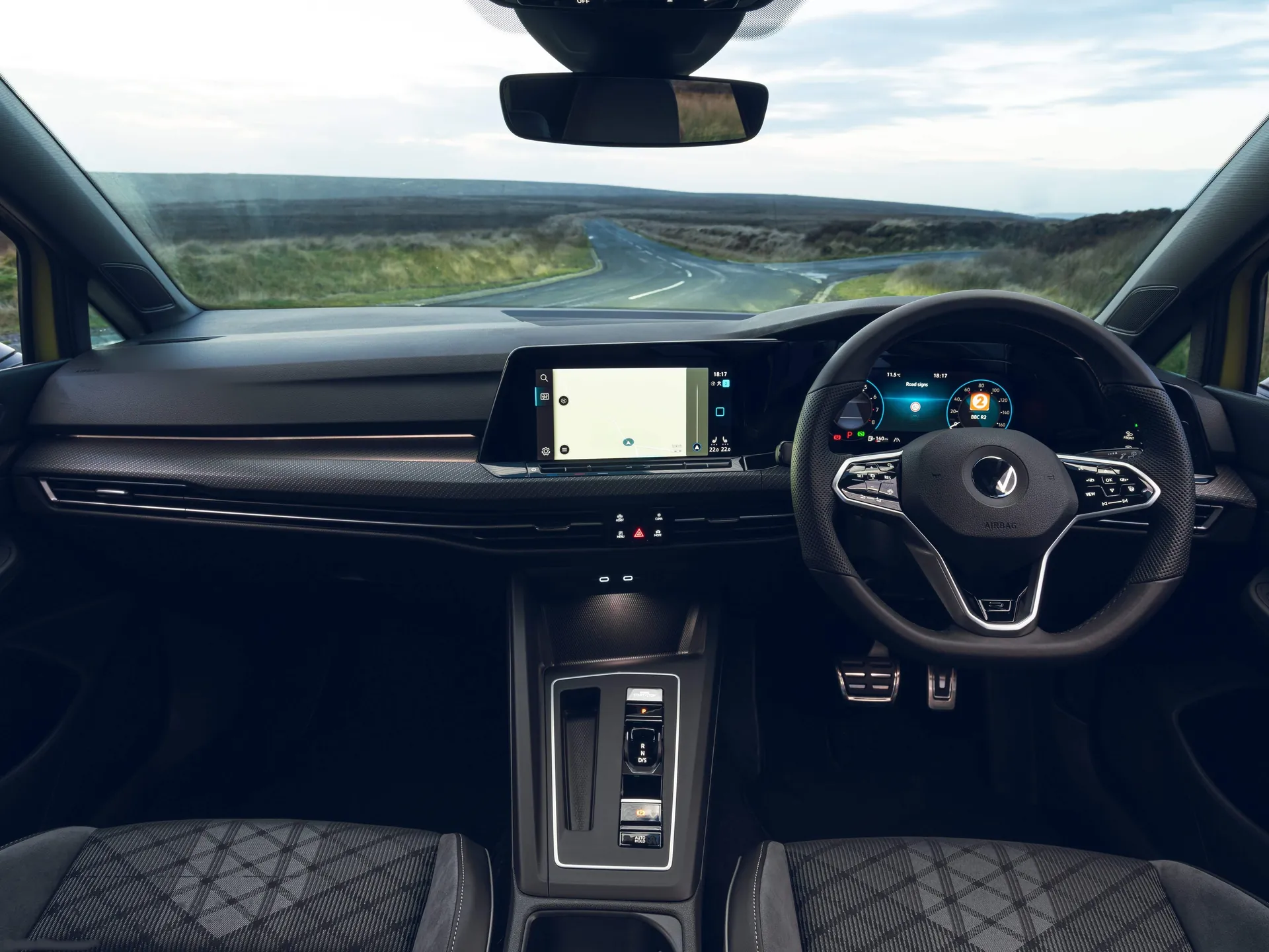 Volkswagen Golf R-Line [UK] (2021) - Interior