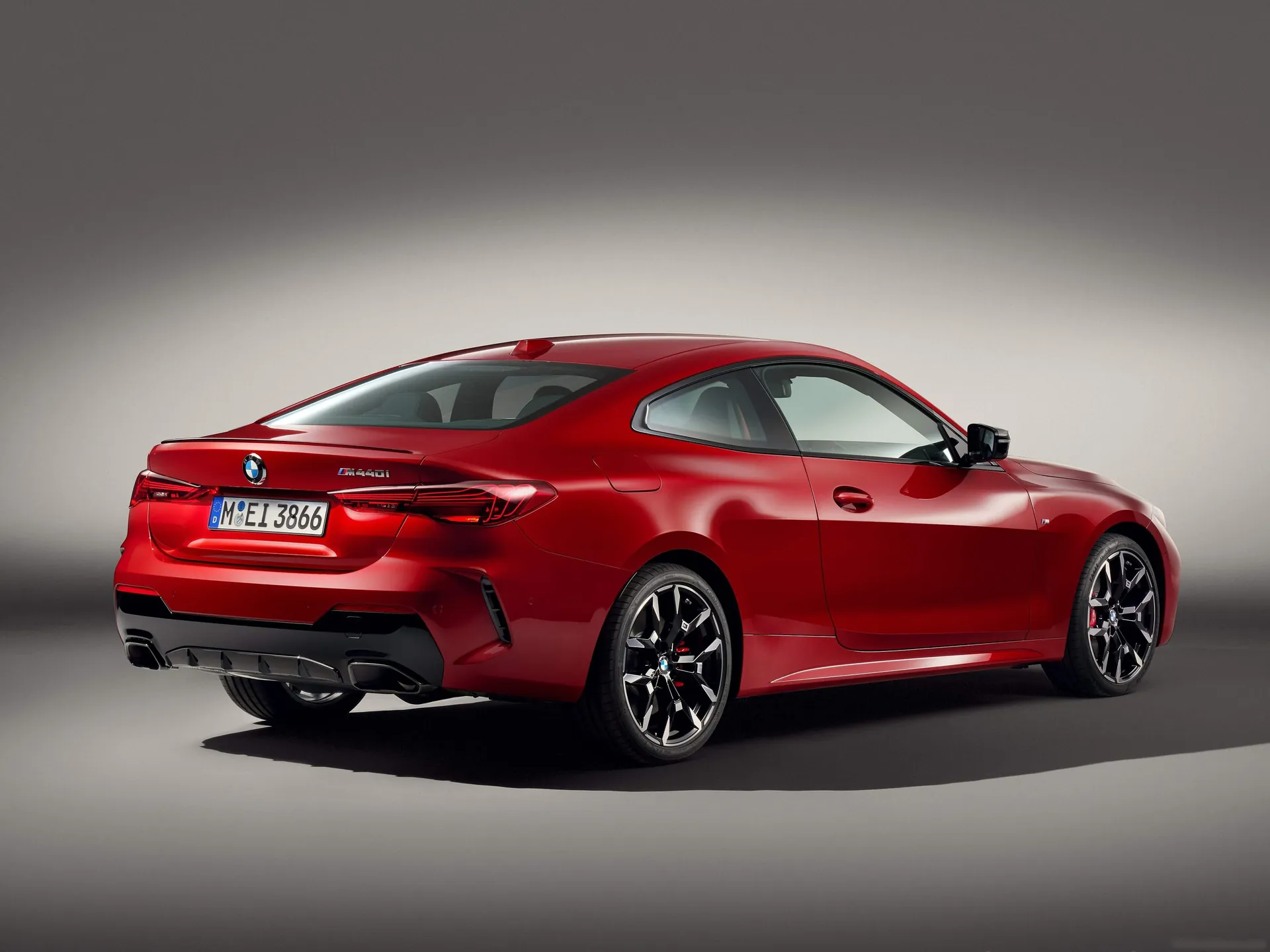 BMW M440i Coupe (2025) – zadní tříčtvrteční pohled
