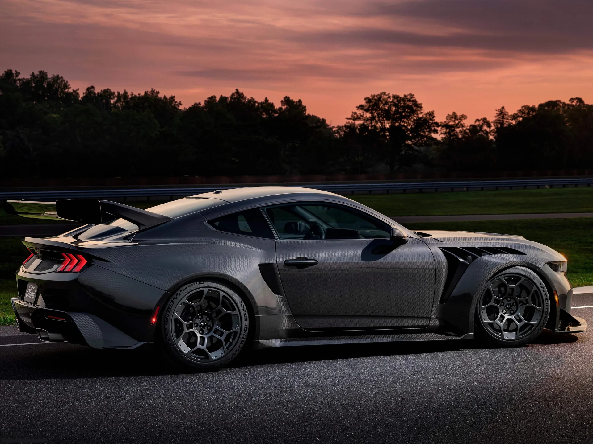 Ford Mustang GTD Liquid Carbon (2026) – zadní tříčtvrteční pohled