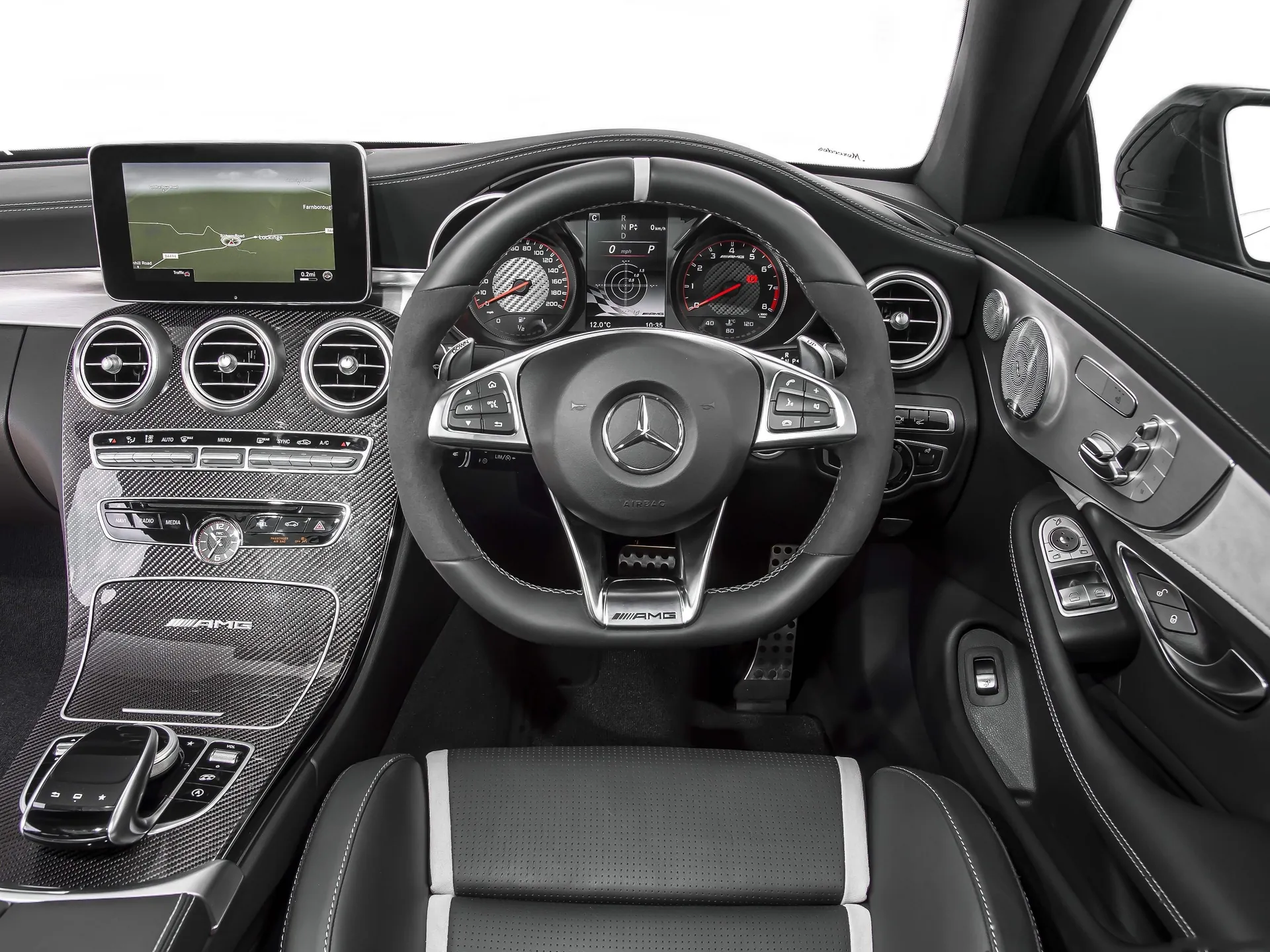 Mercedes-Benz C63 AMG Coupe (2017) – interiér