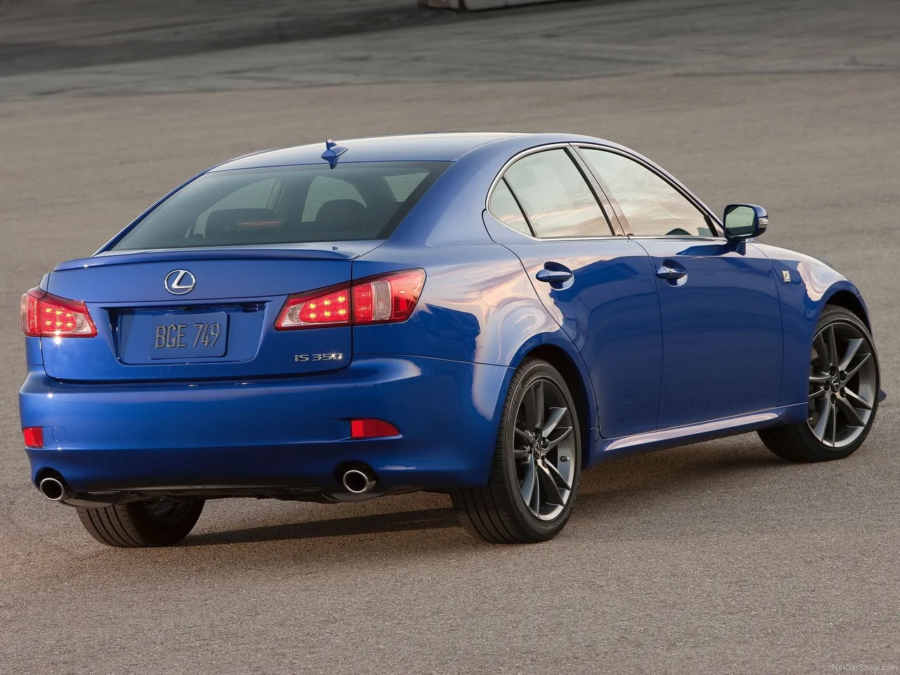 Lexus IS 350 F Sport (2011) – zadní tříčtvrteční pohled