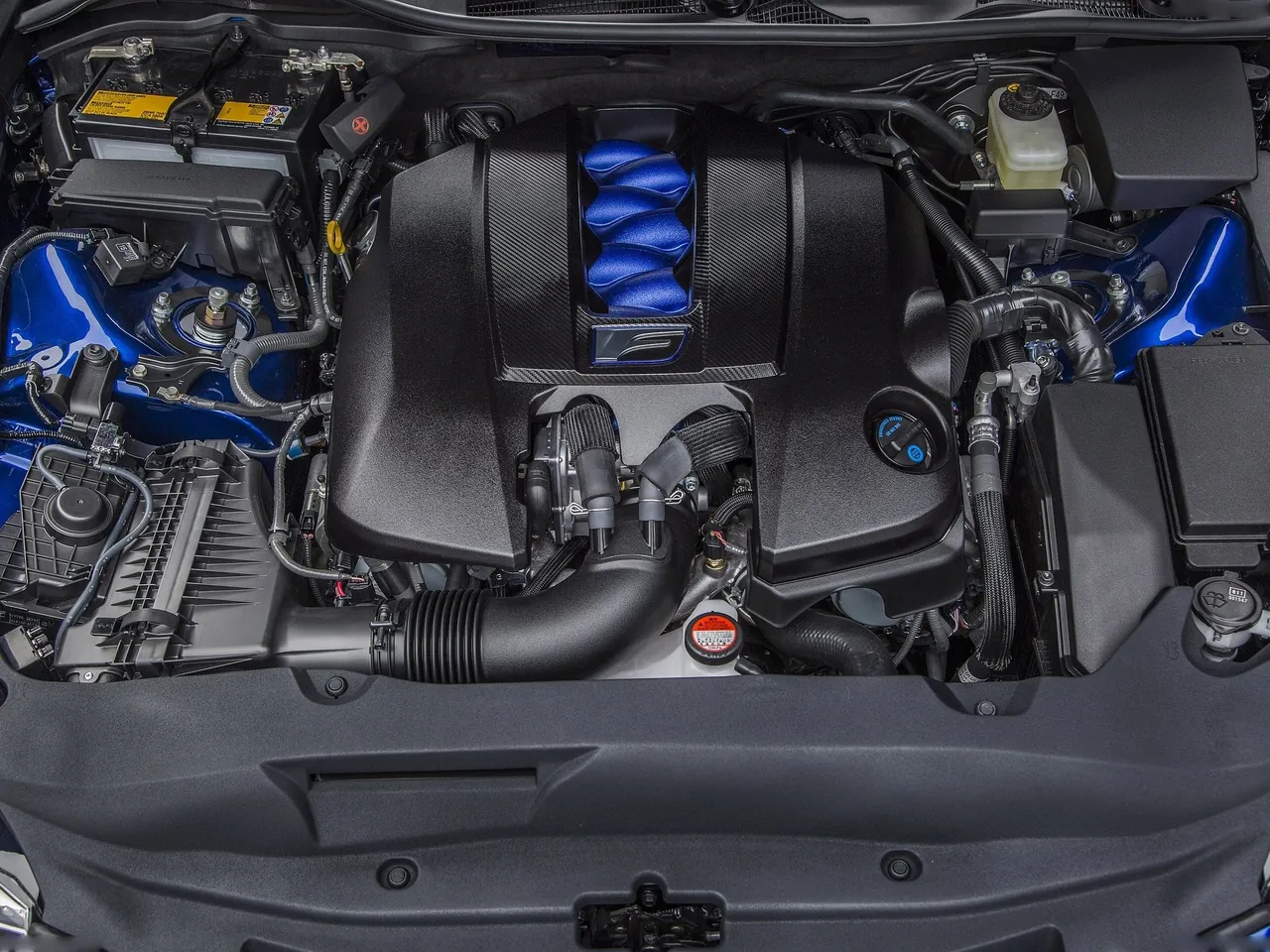 Lexus GS F (2016) – motorový prostor